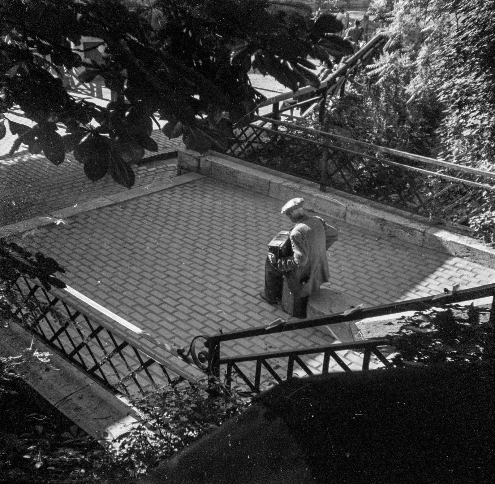 Hungary, Budapest XII., Zugliget, átjáró a villamos-végállomáshoz., 1940, Berkó Pál, sculpture, stairs, accordion, fence, Budapest, Fortepan #79483