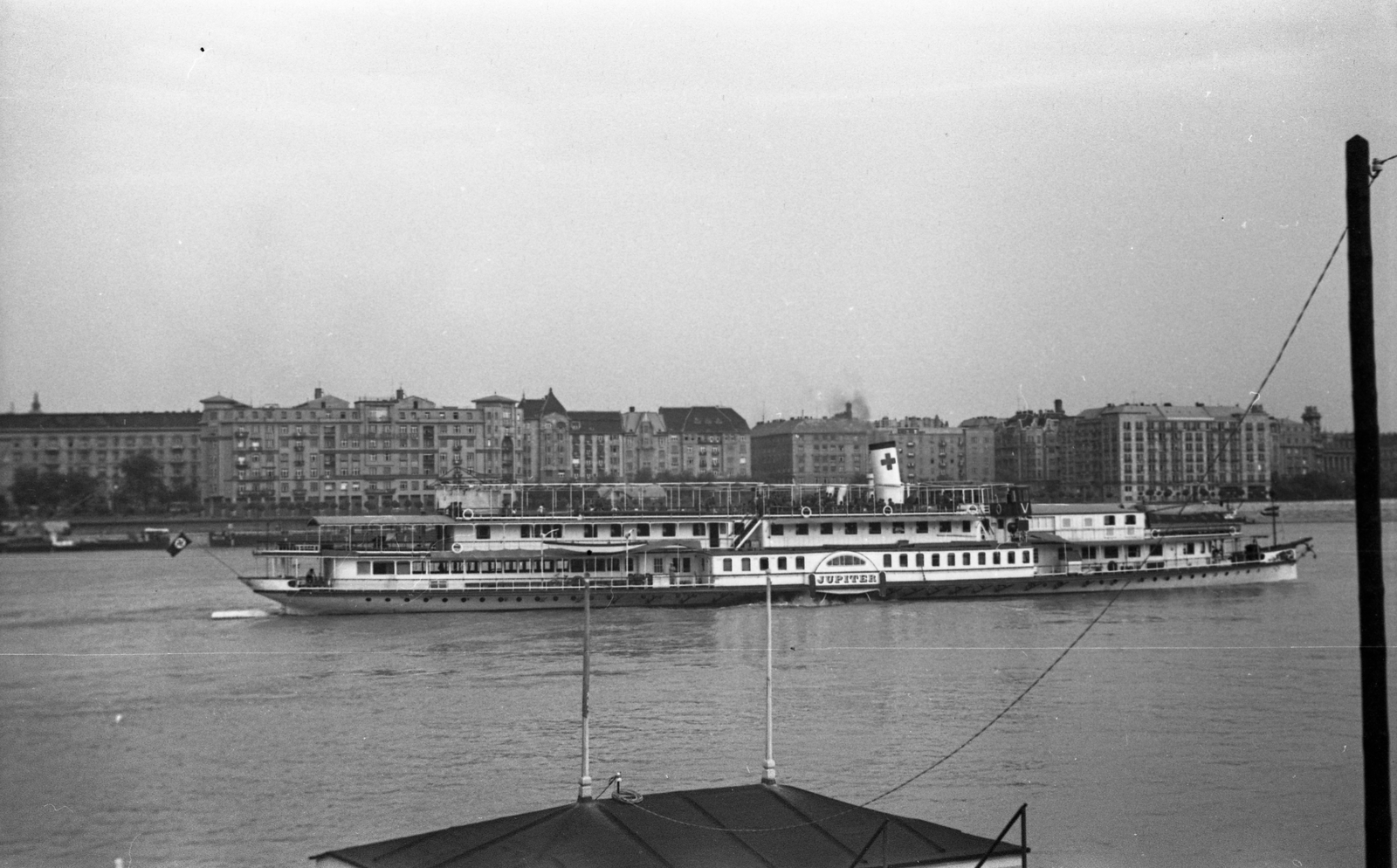 Hungary, Budapest II., Jupiter lapátkerekes gőzhajó, kórházhajóként a Dunán a Bem József (Pálffy) téri hajóállomás felől nézve. Háttérben a Széchenyi rakpart és a Balassi Bálint (Személynök) utca épületei., 1940, Berkó Pál, ship, Jupiter/Franz Joseph I. ship, Budapest, Fortepan #79490