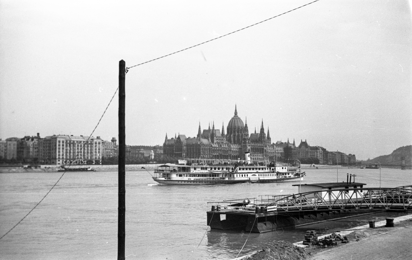 Hungary, Budapest II., Bem (Margit) rakpart, Bem József (Pálffy) téri hajóállomás. Jupiter lapátkerekes gőzhajó, kórházhajóként a Dunán, háttérben a Parlament., 1940, Berkó Pál, ship, picture, Imre Steindl-design, parliament, Neo-Gothic-style, Jupiter/Franz Joseph I. ship, pontoon, eclectic architecture, Budapest, Fortepan #79491