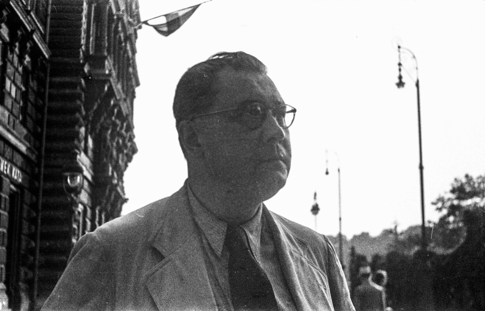 Magyarország, Budapest V., Vigadó tér a Dunakorzó felé nézve. Az Első Magyar Általános Biztosító Társaság székháza előtt Tiszay Andor író., 1944, Berkó Pál, Budapest, híres ember, író, Fortepan #79494