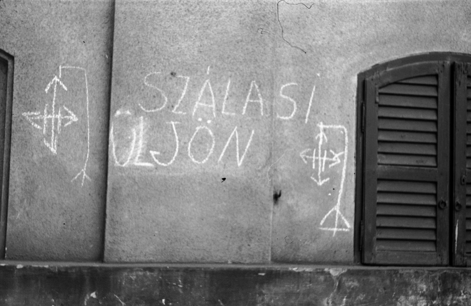 Magyarország, Budapest VIII., Üllői út, a Fővárosi József Fiúárvaház (Josefium) mára lebontott épületrésze., 1944, Berkó Pál, felirat, graffiti, nyilaskereszt, Budapest, antifasizmus, Fortepan #79510