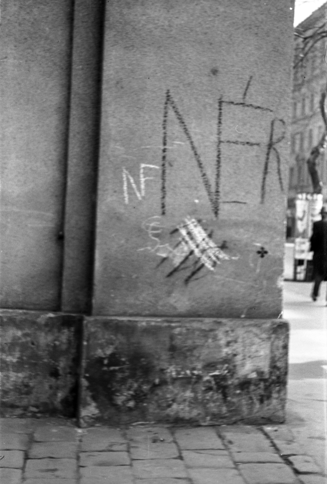 Magyarország, Budapest VIII., Bókay János utca - Üllői út sarok. A Fővárosi József Fiúárvaház (Josefium) mára lebontott épületrésze., 1944, Berkó Pál, felirat, graffiti, nyilaskereszt, stencil, Budapest, antifasizmus, Fortepan #79511