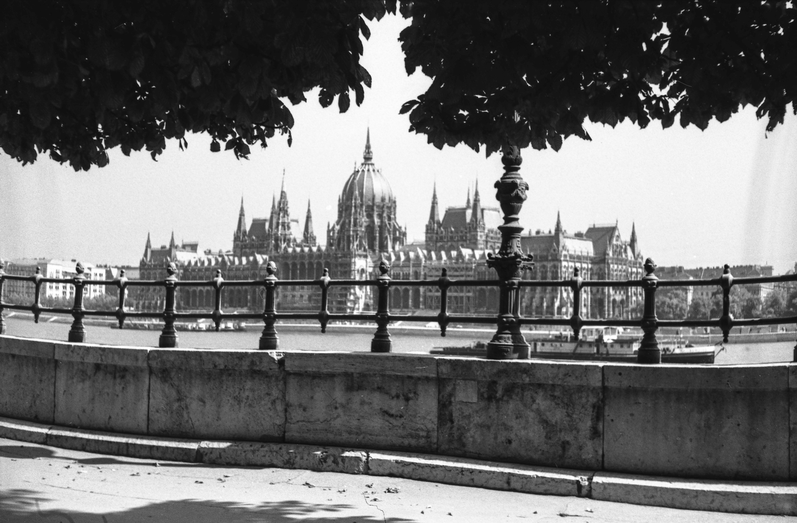 Hungary, Budapest I., Bem (Margit) rakpart, szemben a Parlament., 1939, Berkó Pál, ship, Imre Steindl-design, fence, parliament, Neo-Gothic-style, eclectic architecture, Budapest, Fortepan #79521