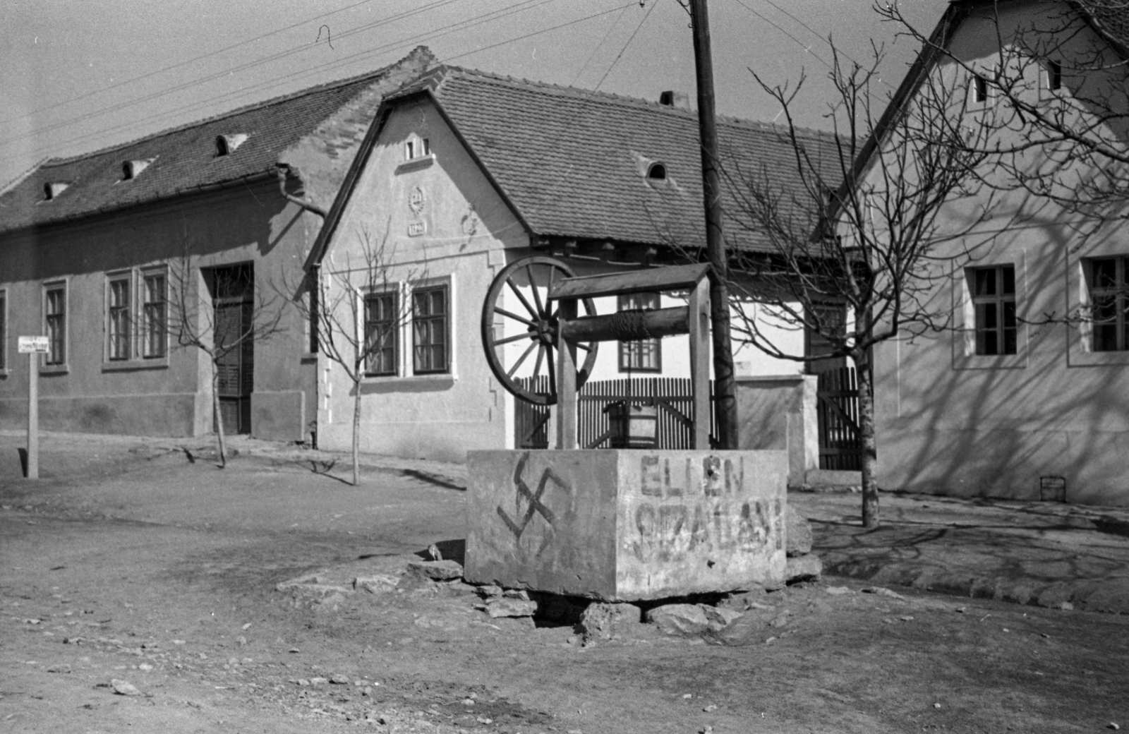 Magyarország, 1944, Berkó Pál, felirat, horogkereszt, kerekeskút, graffiti, zsidóság, antiszemitizmus, nyilas mozgalom, Fortepan #79522