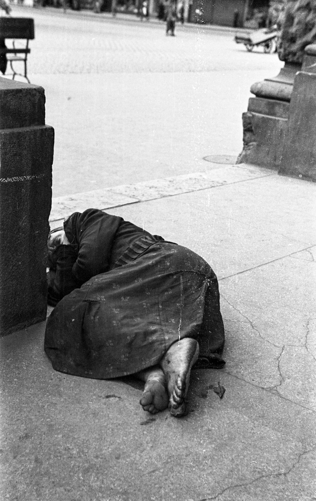 Hungary, Budapest VIII., Blaha Lujza tér, Nemzeti Színház, háttérben a Rákóczi út., 1940, Berkó Pál, barefoot, homeless, Budapest, Fortepan #79532