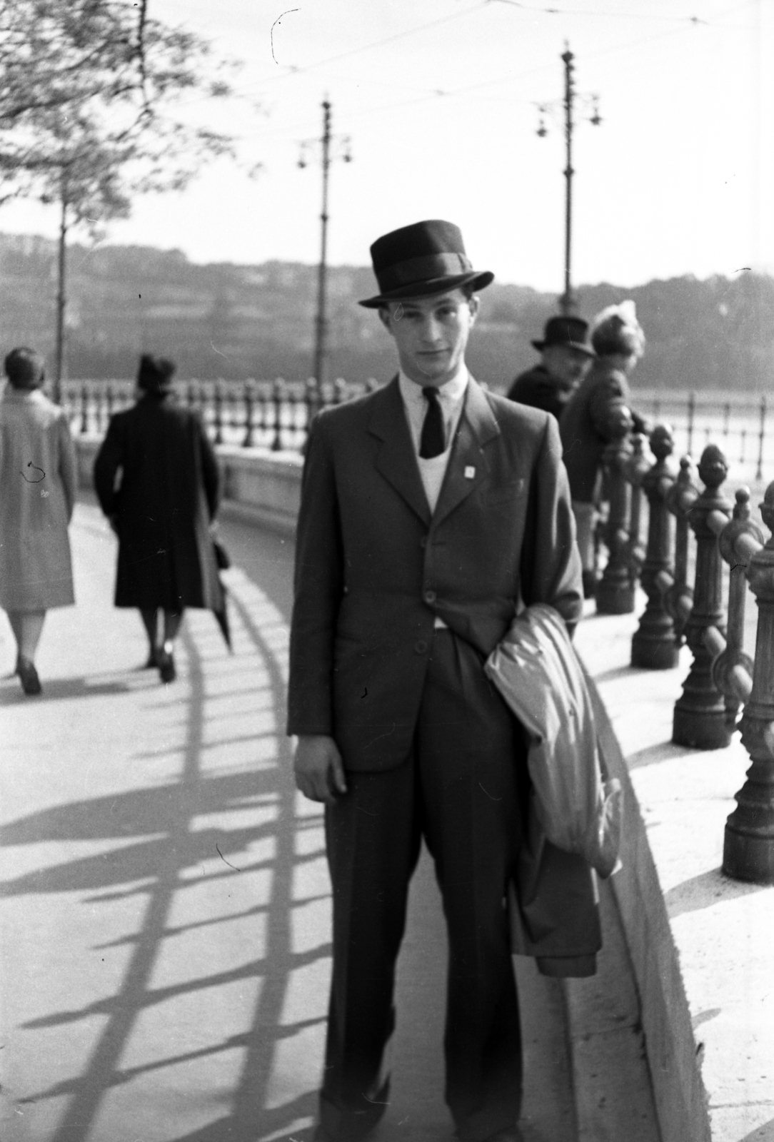 Hungary, Budapest V., Eötvös tér, villamosmegálló., 1938, Berkó Pál, fence, suit, Budapest, Fortepan #79540