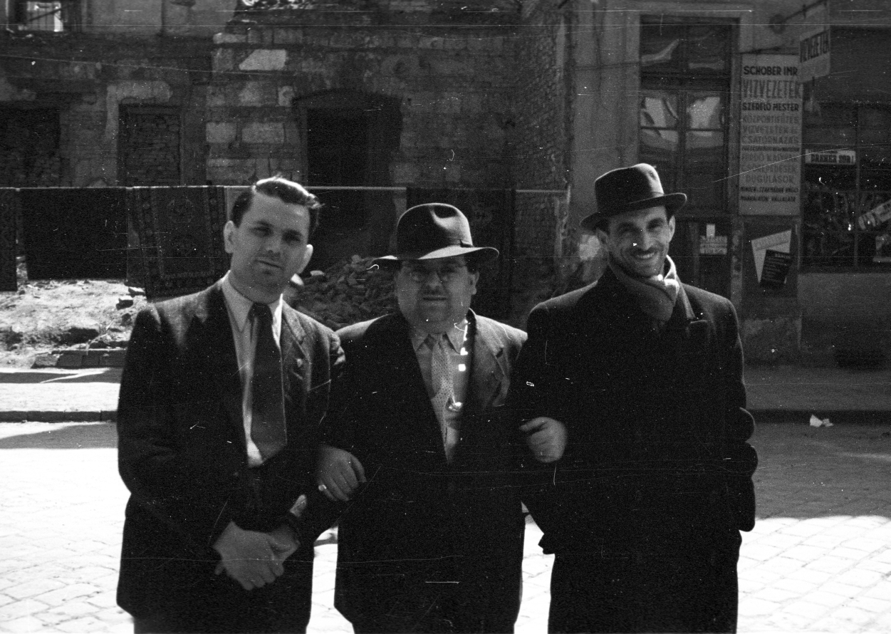 Hungary, Budapest VII., Dohány utca, szemben a 35. szám romos épülete., 1945, Berkó Pál, Budapest, tie, suit, gentleman, coat, hat, sign-board, carpet, Fortepan #79549