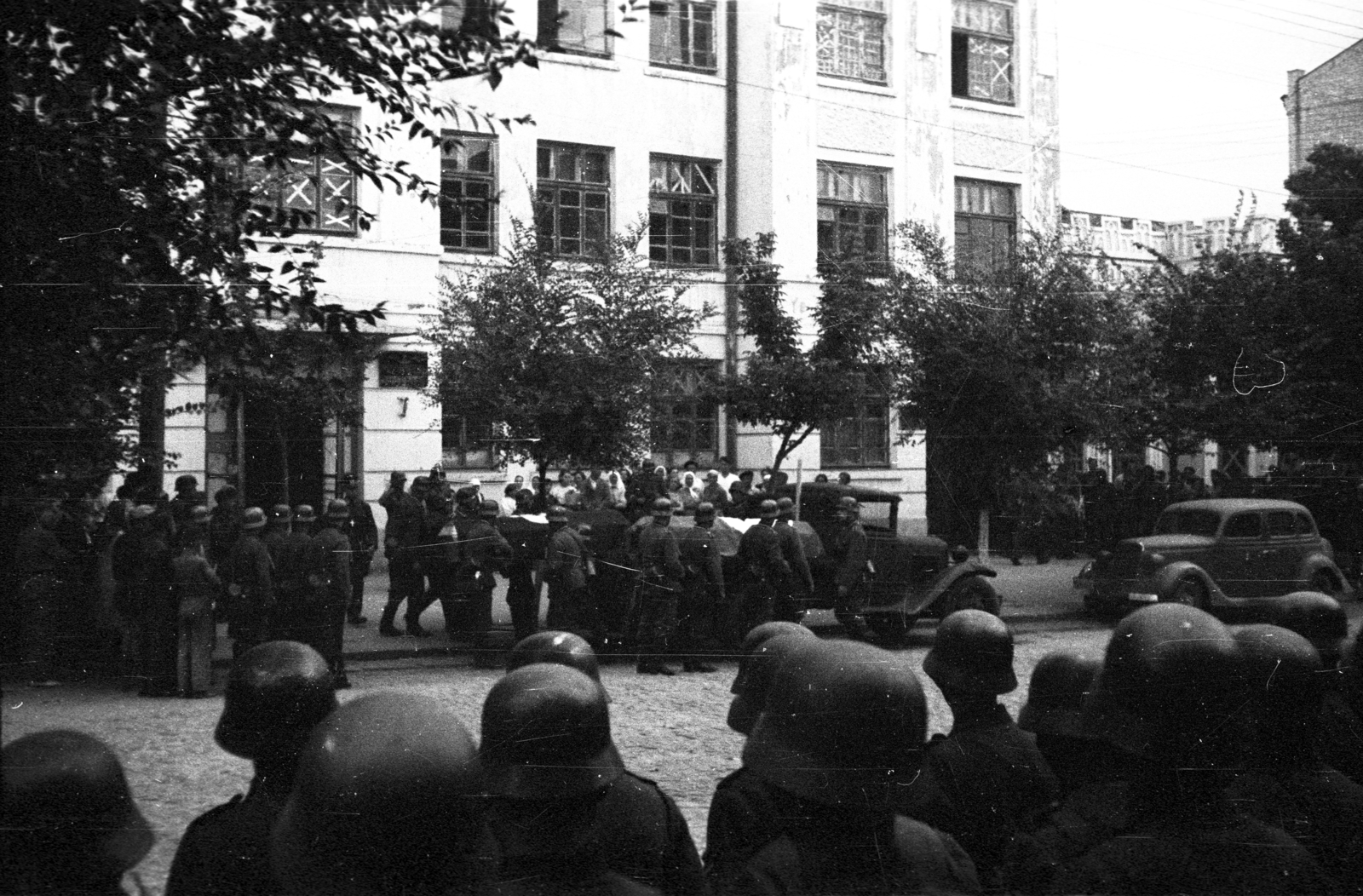 Ukraine, 1941, Berkó Pál, commercial vehicle, nun, funeral, soldier, helmet, automobile, eastern front, Fortepan #79551