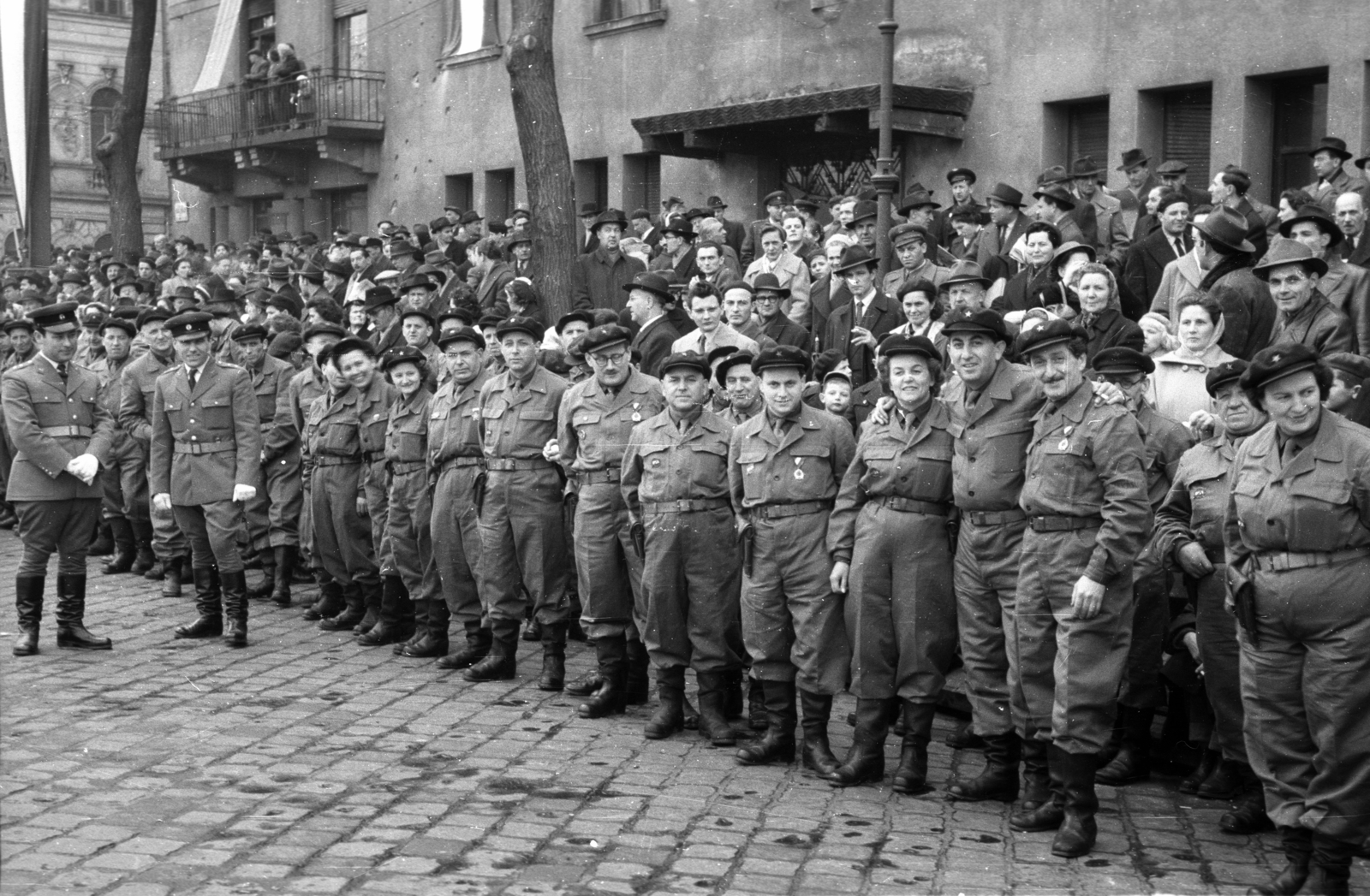 Hungary, Budapest VII., a felvétel a Dózsa György út 68., a MÉMOSZ (Magyarországi Építőipari Munkások Országos Szövetsége) első székháza előtt készült. A munkásőrök sorfala mögött az Április 4-i katonai díszszemle nézőközönsége., 1958, Berkó Pál, Workers' Militia, pistol holster, Budapest, Fortepan #79554