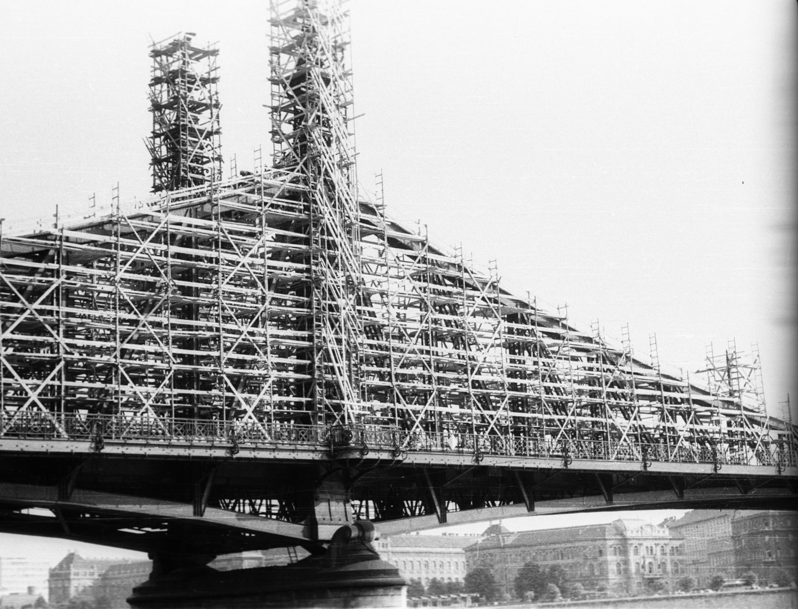 Hungary, Budapest XI., Szabadság híd, háttérben a Budapesti Műszaki Egyetem (később Budapesti Műszaki és Gazdaságtudományi Egyetem) épületei., 1980, Berkó Pál, Budapest, Duna-bridge, János Feketeházy-design, Budapest University of Technology, Fortepan #79555