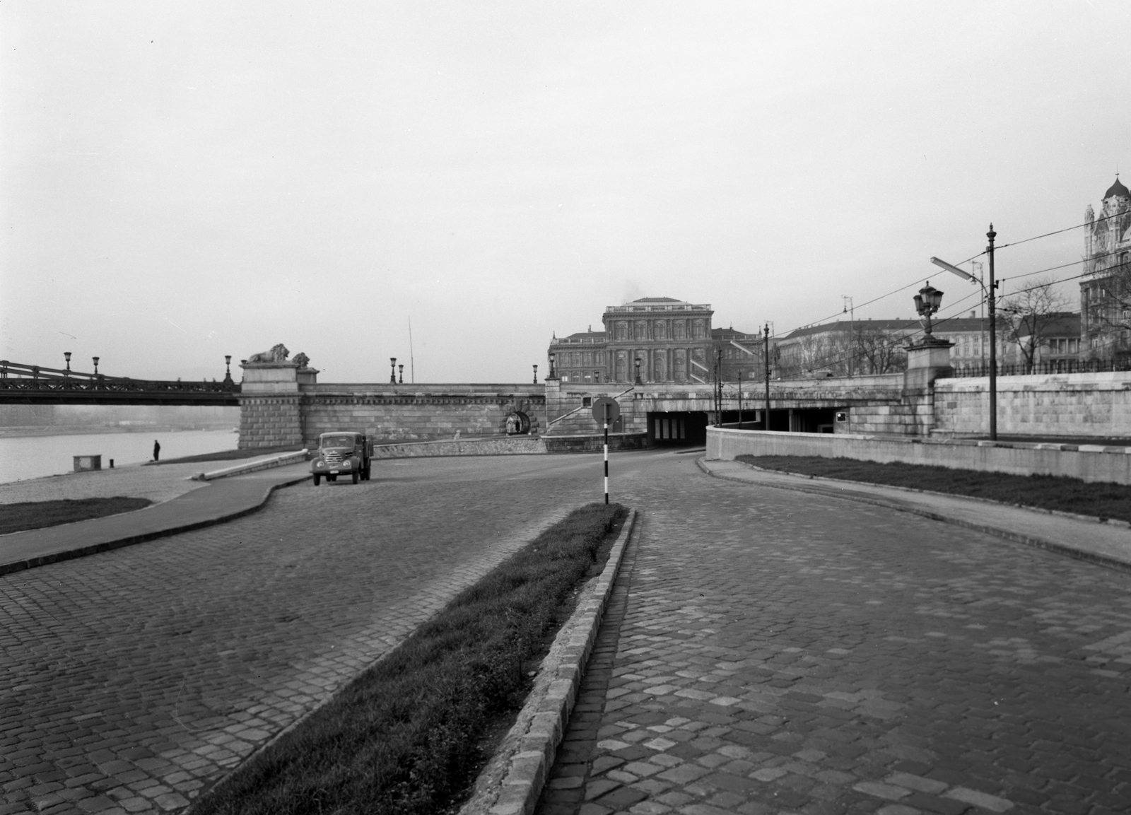 Magyarország, Budapest V., pesti alsó rakpart az Eötvös térnél. A Széchenyi Lánchíd hídfője és a Magyar Tudományos Akadémia épülete., 1961, UVATERV, neoreneszánsz, rakpart, Robur Garant, Magyar Tudományos Akadémia, Budapest, Friedrich August Stüler-terv, Fortepan #79573