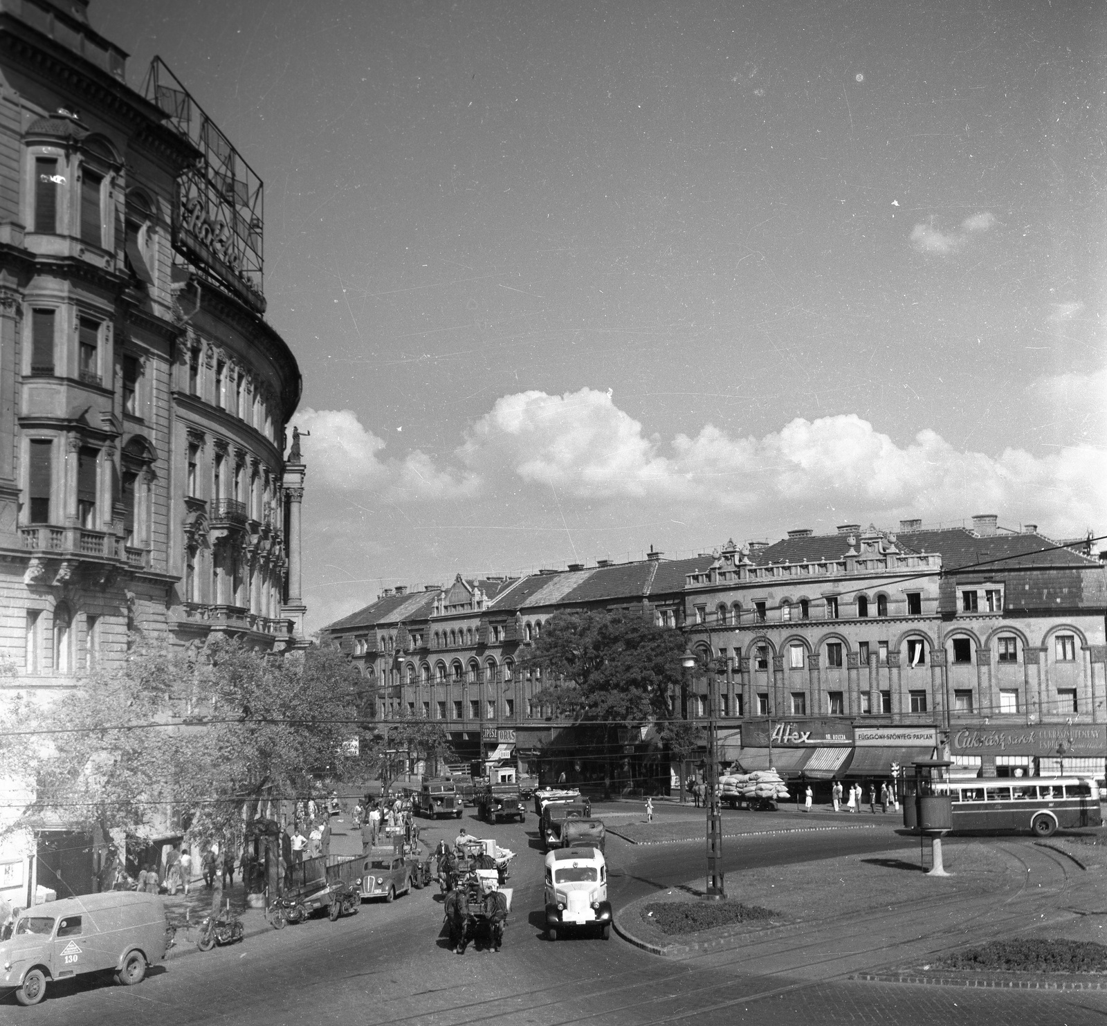 Hungary, Budapest VI.,Budapest XIII., Nyugati (Marx) tér, szemben a Westend-ház., 1953, UVATERV, ambulance, Budapest, rails, commercial vehicle, bus, Fortepan #79575