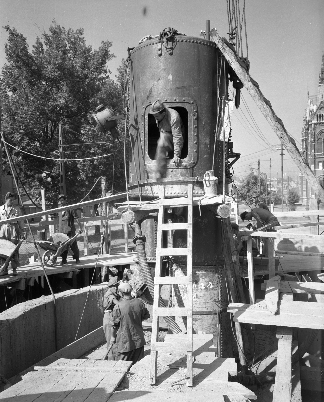 Hungary, Budapest V., Kossuth Lajos tér déli oldala, a metró építkezés területe., 1951, UVATERV, subway construction, decompression chamber, Budapest, Fortepan #79586