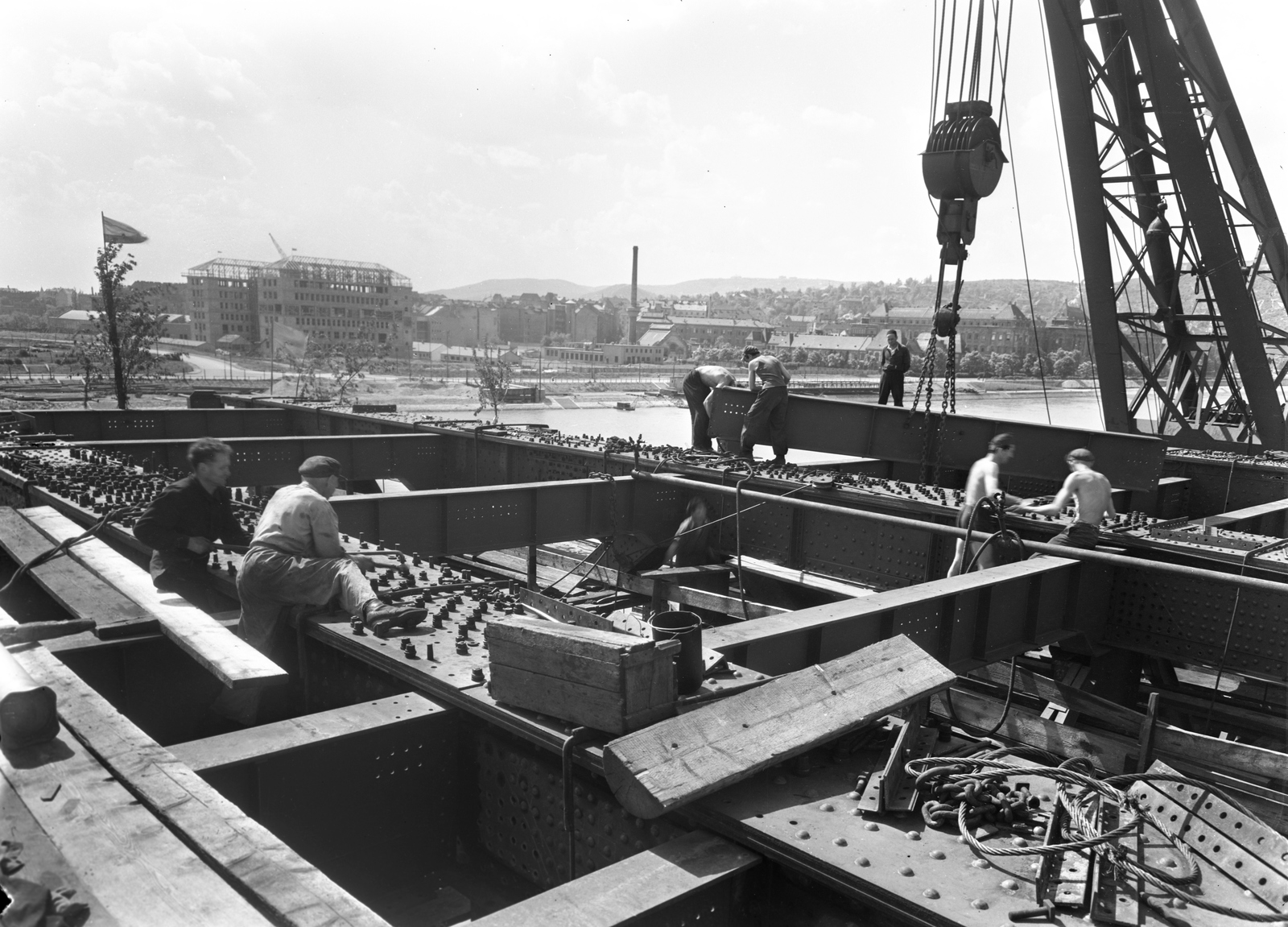 Magyarország, Budapest IX.,Budapest XI., az újjáépülő Petőfi híd, háttérben balra a Budapesti Műszaki Egyetem (később Budapesti Műszaki és Gazdaságtudományi Egyetem) épülő T és H épületei., 1951, UVATERV, hídépítés, Budapest, Budapesti Műszaki Egyetem, Fortepan #79591