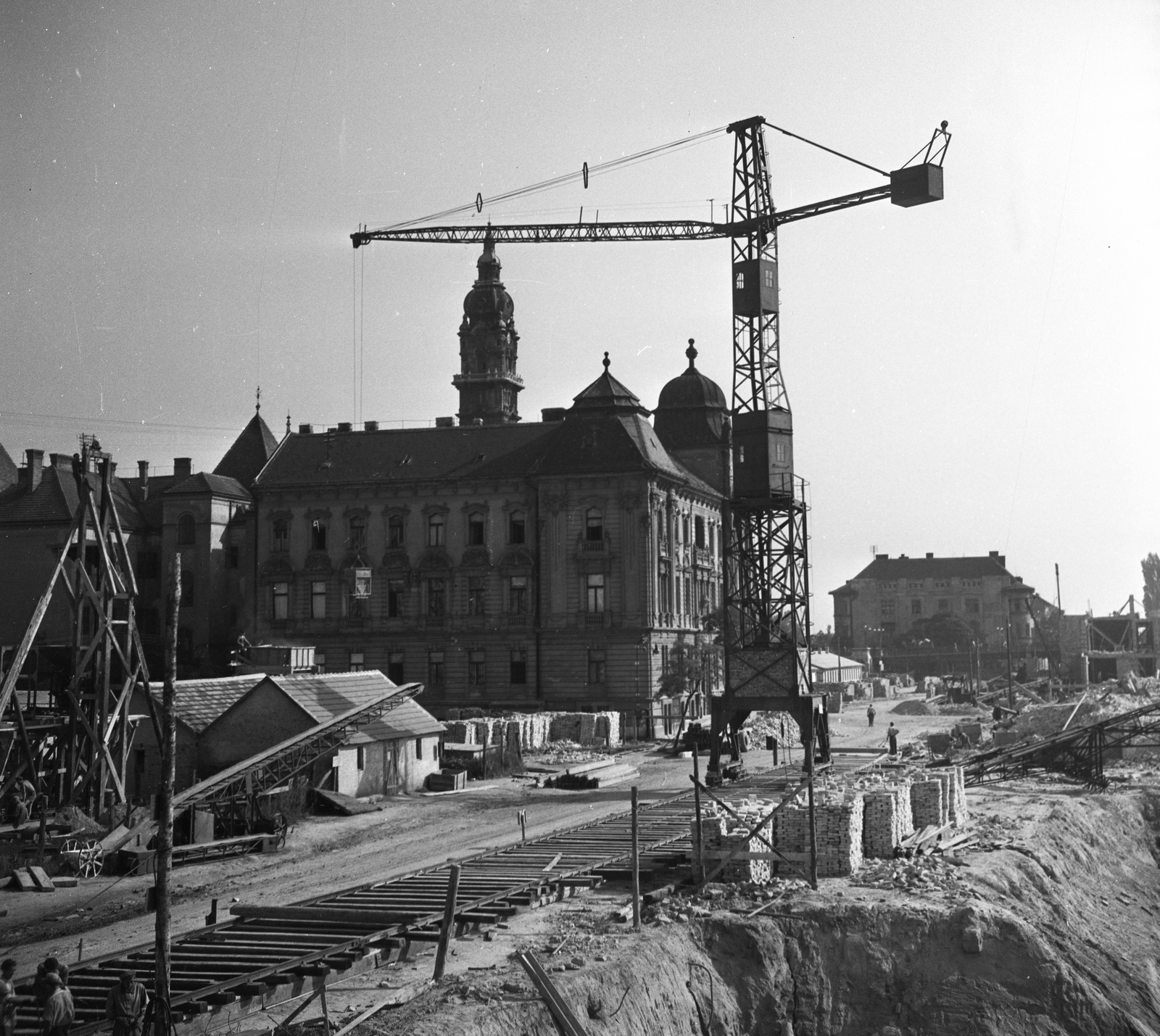 Magyarország, Győr, a vasútállomás építkezése, háttérben a Városháza., 1955, UVATERV, építkezés, daru, pályaudvar, vasútállomás, középület, neobarokk stílus, Hübner Jenő-terv, Fortepan #79593