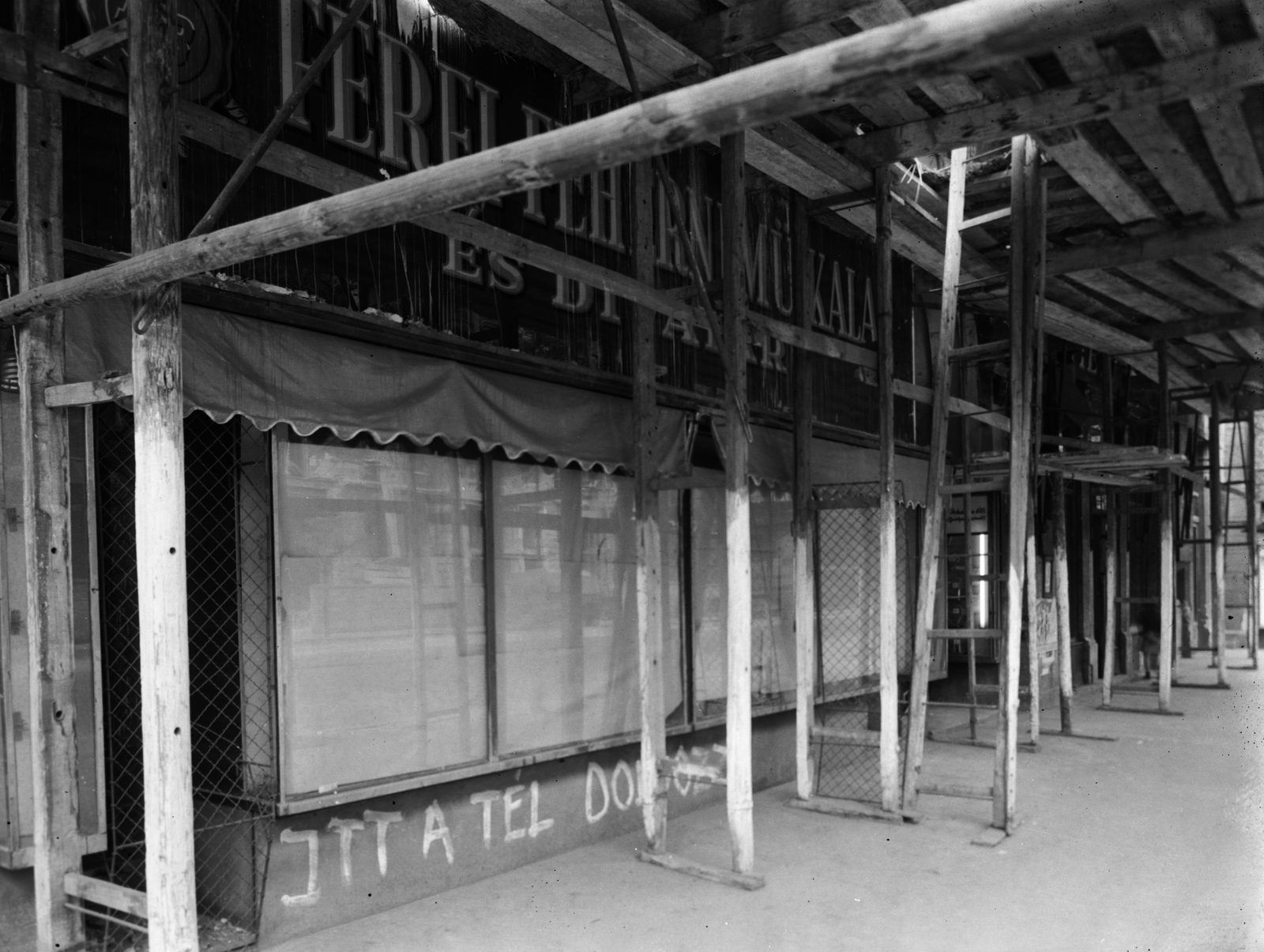 Hungary, Budapest VII., Erzsébet (Lenin) körút 48., 1957, UVATERV, sign-board, scaffolding, knitwear, Budapest, Fortepan #79594