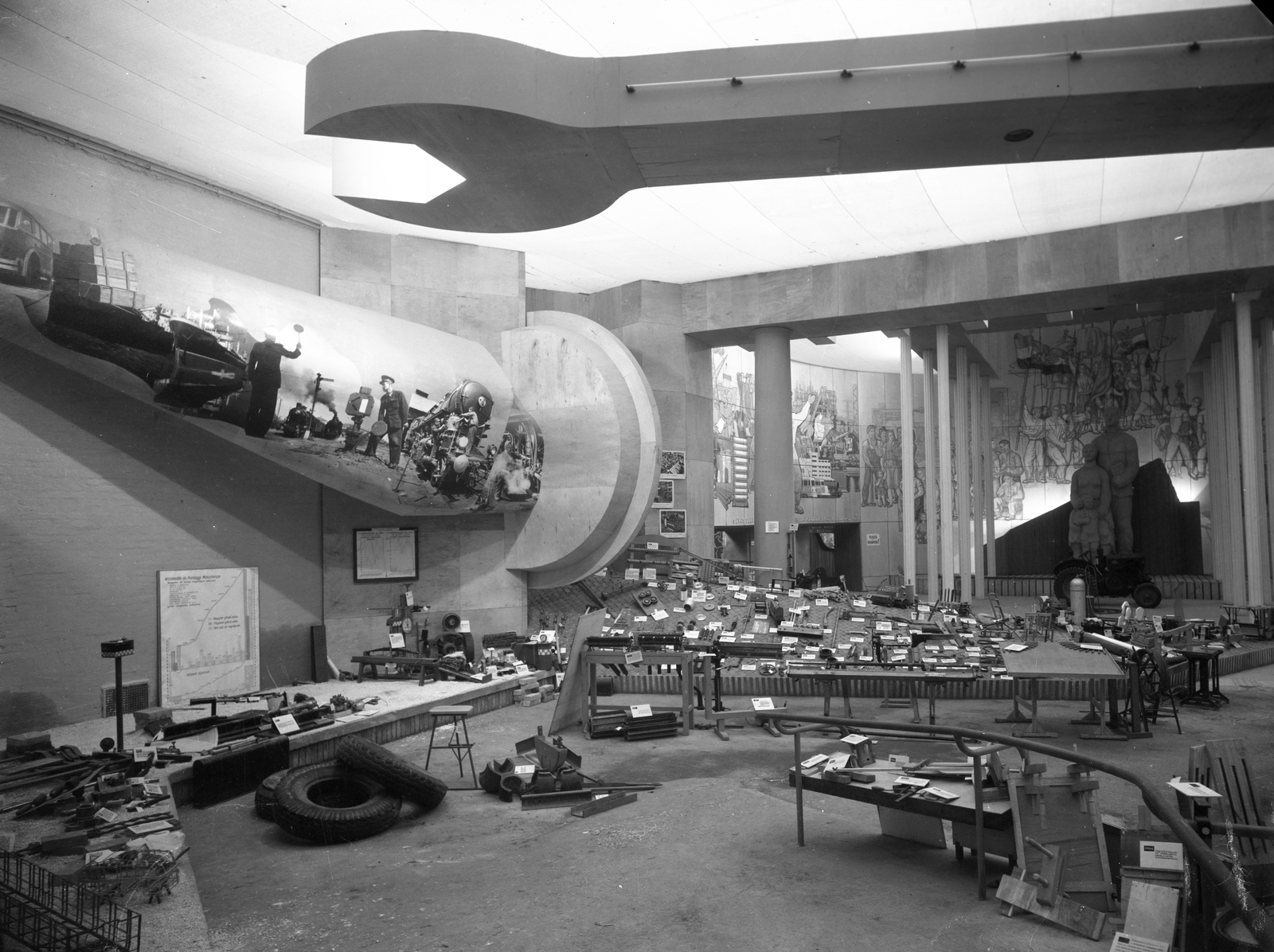 Hungary, Budapest XIV., Műcsarnok, Újítási és találmányi kiállítás., 1949, UVATERV, tractor, Budapest, sculptural group, Fortepan #79609