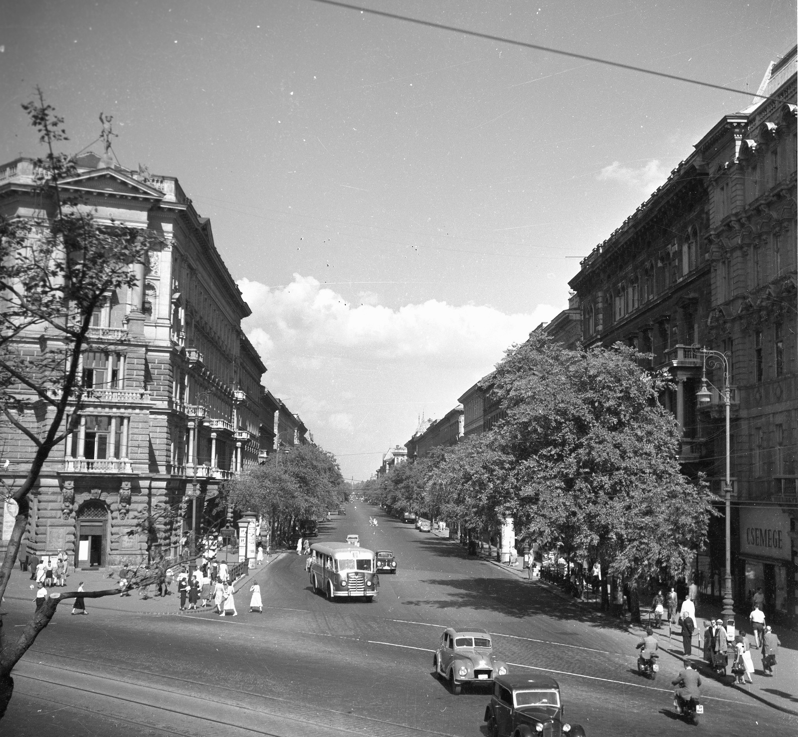 Magyarország, Budapest VI., Andrássy (Sztálin) út a Bajcsy-Zsilinszky út felől nézve., 1954, UVATERV, forgalom, autóbusz, magyar gyártmány, utcakép, életkép, MÁVAG-márka, hirdetőoszlop, lámpaoszlop, automobil, MÁVAG Tr5, Budapest, gyalogátkelő, Fortepan #79637