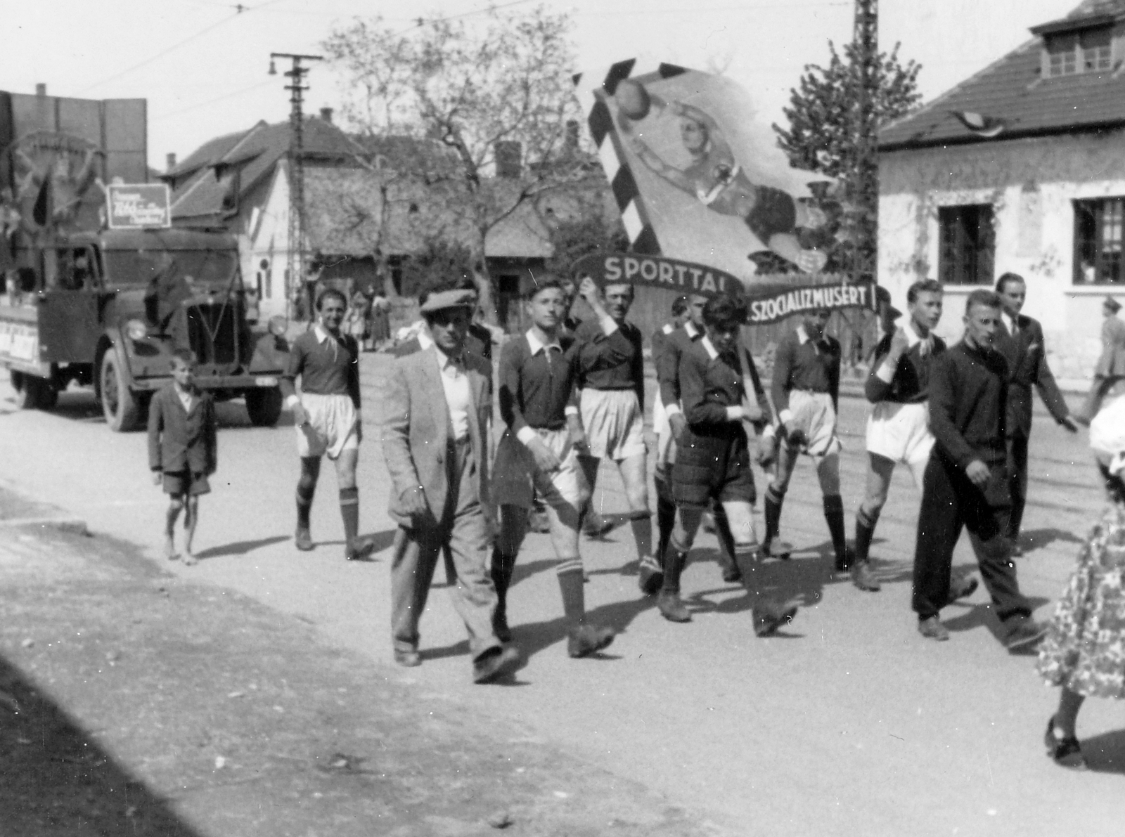 Hungary, Miskolc, Győri kapu, sportolók május 1-i felvonulása a mára megszűnt Gyopár utcánál., 1953, Fortepan, socialism, tableau, commercial vehicle, march, soccer team, ad truck, Fortepan #7964