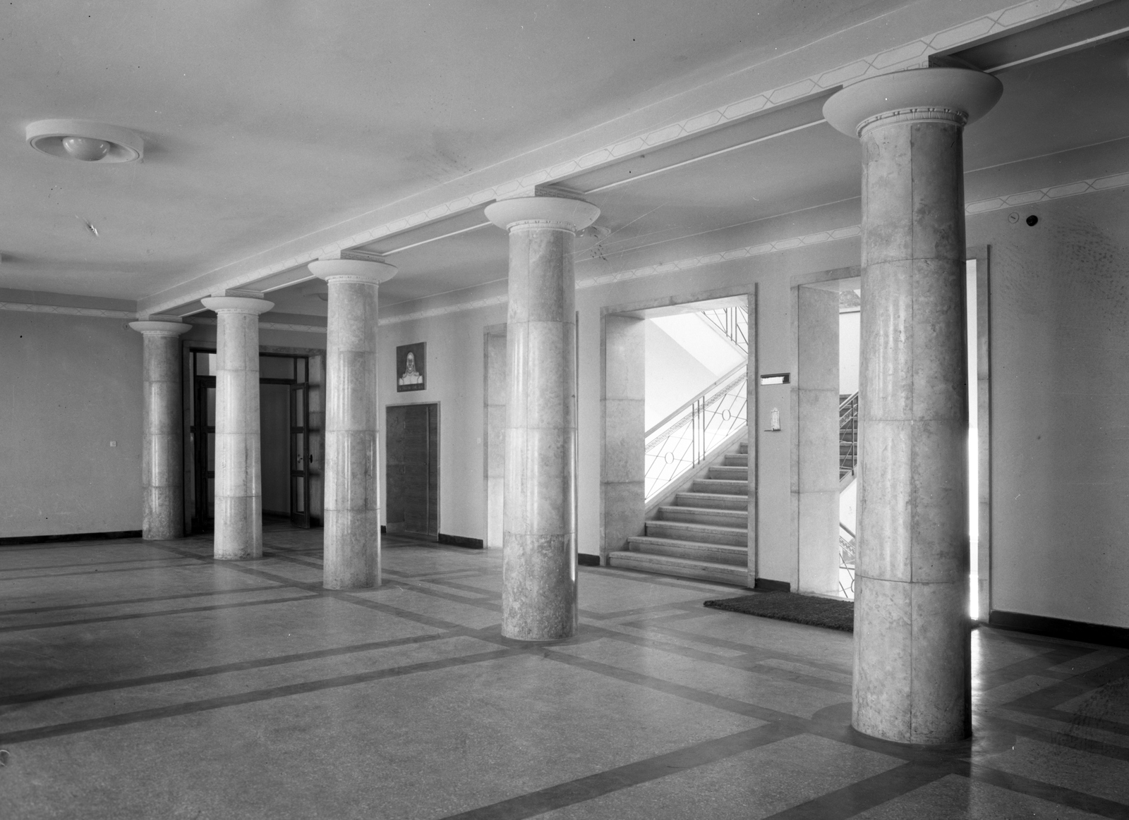 Magyarország, Budapest XVI., Mátyásföld, Diósy Lajos utca 22-24., II. Rákóczi Ferenc Katonai Középiskola., 1955, UVATERV, lépcső, oszlop, Budapest, Fortepan #79644