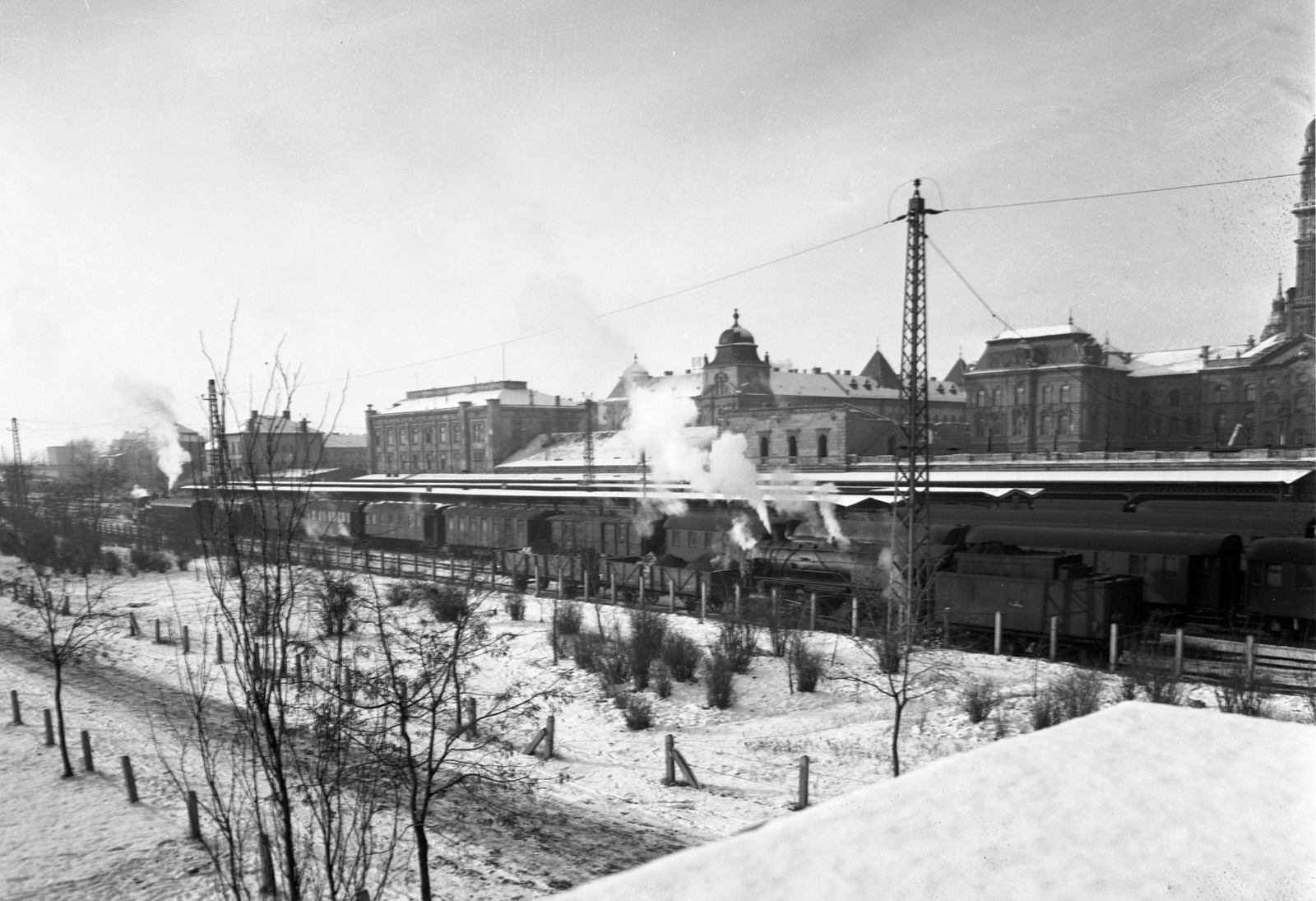 Magyarország, Győr, vasútállomás, háttérben a Városháza., 1955, UVATERV, tél, pályaudvar, vasútállomás, neobarokk stílus, Hübner Jenő-terv, Fortepan #79657