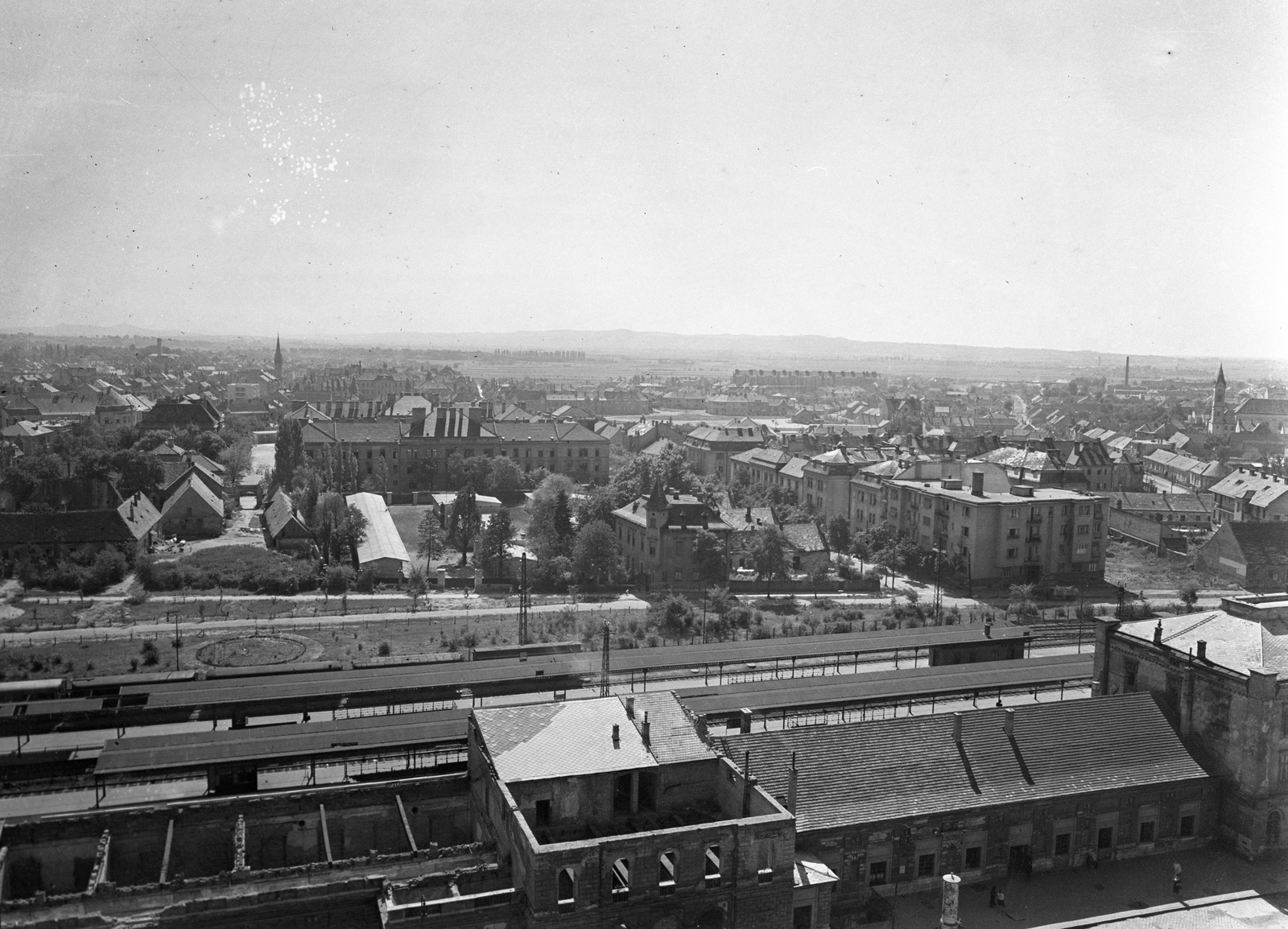 Hungary, Győr, kilátás a Városháza tornyából Nádorváros felé, előtérben a lebombázott vasútállomás., 1950, UVATERV, war damage, train station, train station, Ferenc Pfaff-design, Fortepan #79659