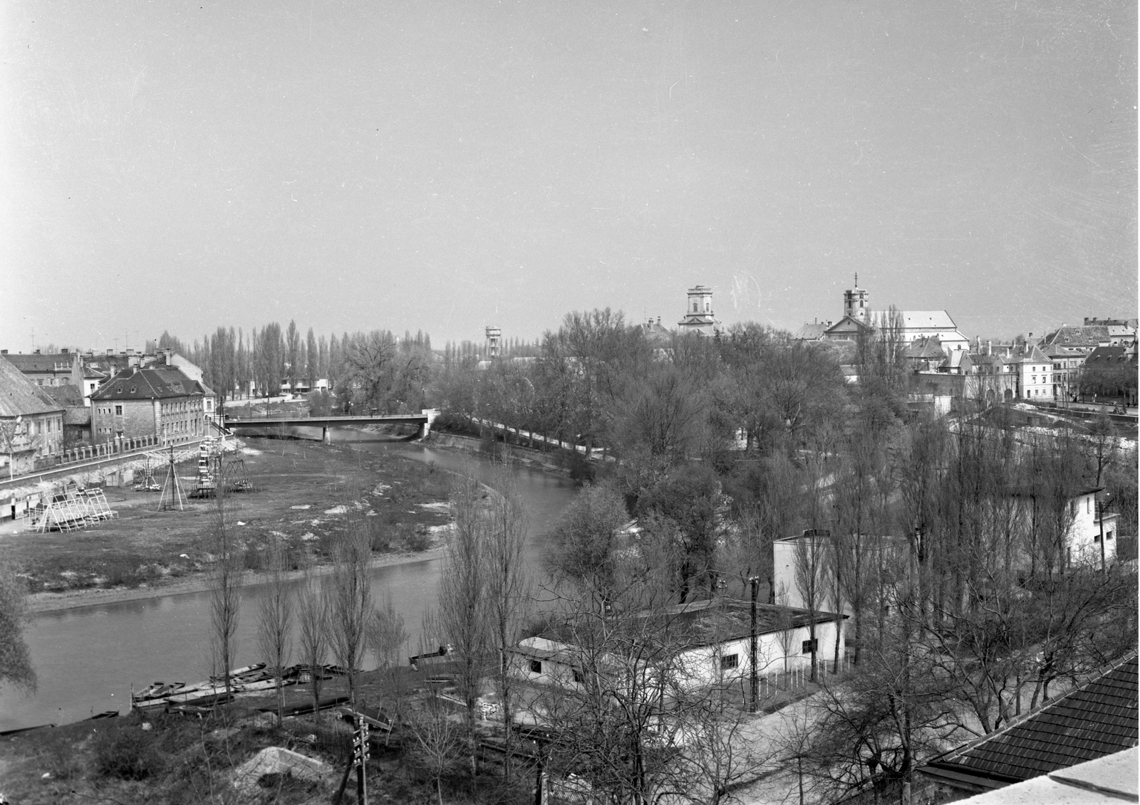 Hungary, Győr, látkép a Radó-szigettel, háttérben a révfalui víztorony, a Püspökvár és a Székesegyház tornya., 1960, UVATERV, picture, Fortepan #79665