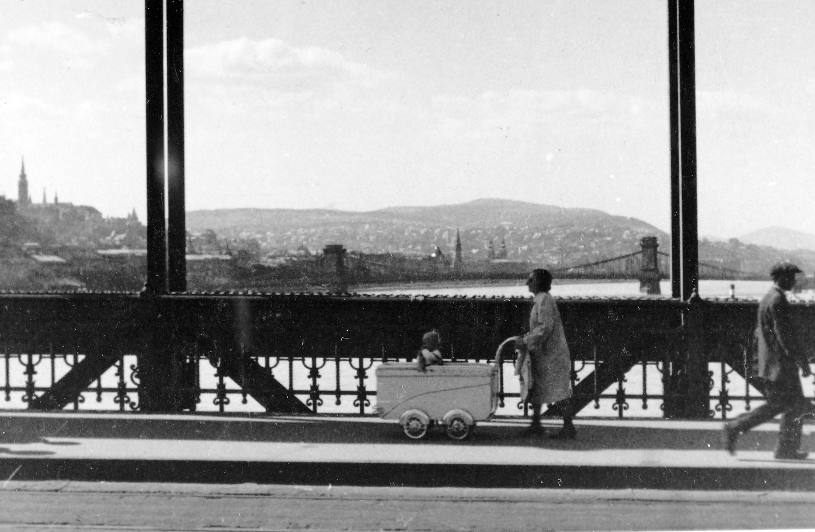 Hungary, Budapest, a Széchenyi Lánchíd és a Vár az Erzsébet hídról fényképezve., 1938, Fortepan, bridge, baby carriage, Danube, suspension bridge, William Tierney Clark-design, Antal Kherndl-design, Aurél Czekelius-design, Fortepan #7967