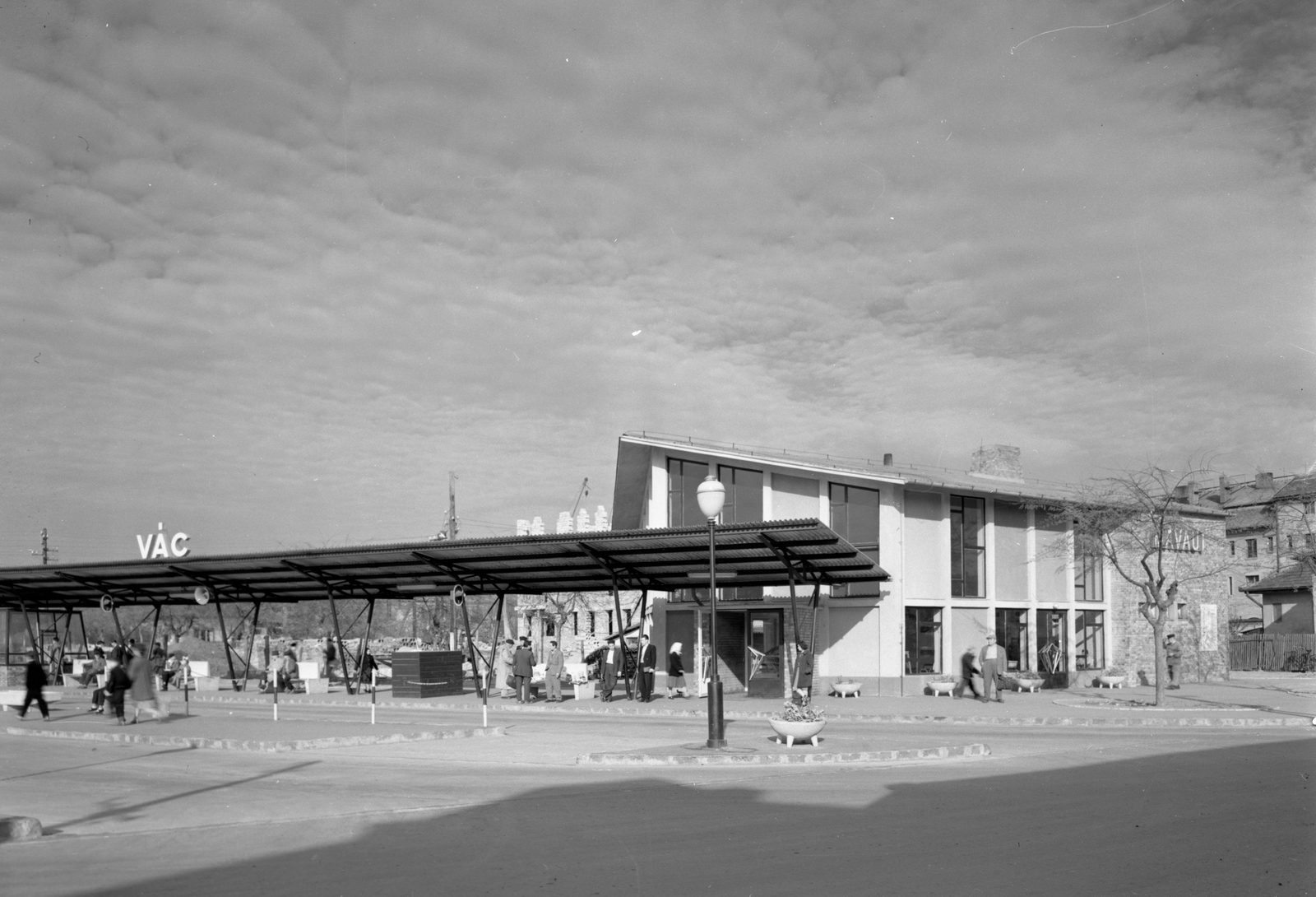 Hungary, Vác, MÁVAUT autóbusz-pályaudvar., 1961, UVATERV, railing, MÁVAUT-organisation, lamp post, bus terminal, bus stop, Fortepan #79674