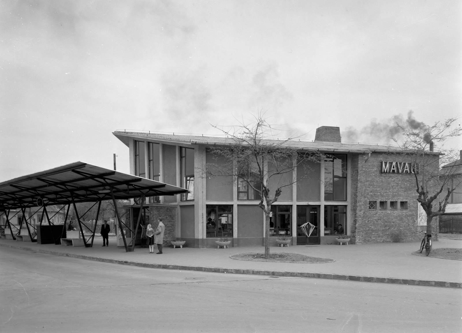 Hungary, Vác, MÁVAUT autóbusz-pályaudvar., 1961, UVATERV, bicycle, MÁVAUT-organisation, chimney, smoke, bus terminal, bus stop, Fortepan #79675