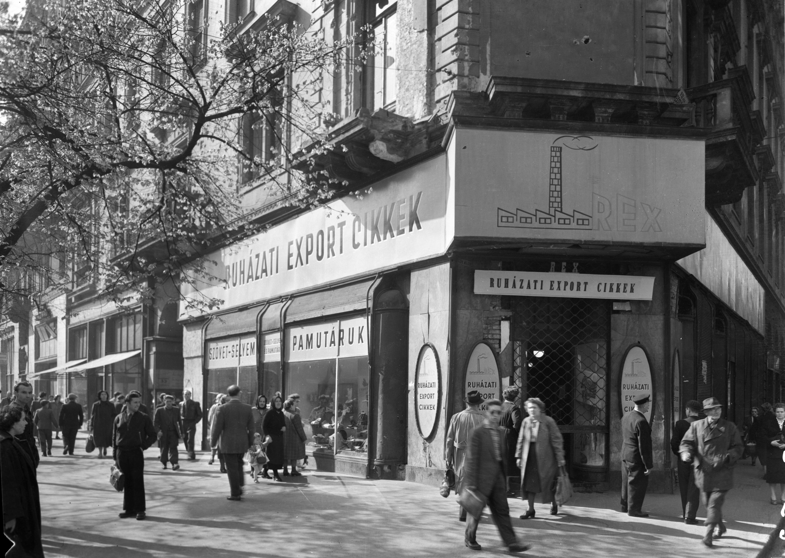 Magyarország, Budapest VII., Erzsébet (Lenin) körút - Wesselényi utca sarok., 1957, UVATERV, cégtábla, járókelő, utcakép, életkép, ruhaüzlet, Budapest, Fortepan #79677