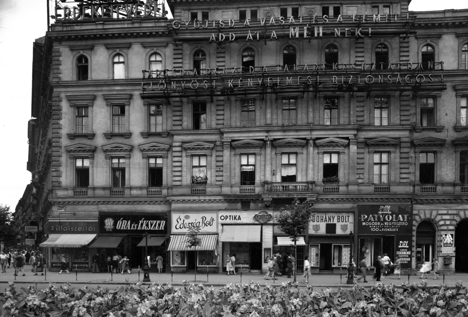 Magyarország, Budapest VI., Oktogon (November 7. tér)., 1954, UVATERV, cégtábla, trafik, Patyolat Vállalat, óra-ékszer, Édességbolt, neon felirat, Budapest, optikus, Fortepan #79678