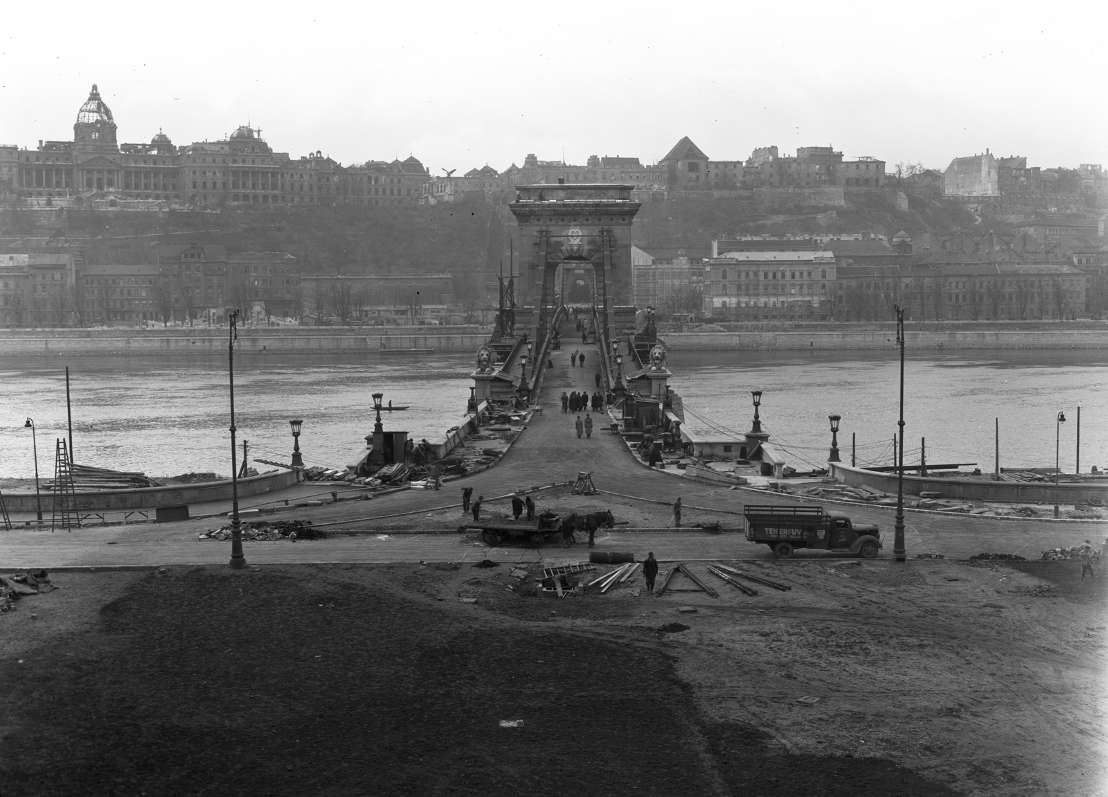 Hungary, Budapest V., Széchenyi István (Roosevelt) tér, a Széchenyi Lánchíd újjáépítésekor, háttérben a Királyi Palota (később Budavári Palota) és Szent György tér romos épületei., 1949, UVATERV, bridge building, Budapest, suspension bridge, William Tierney Clark-design, Fortepan #79684