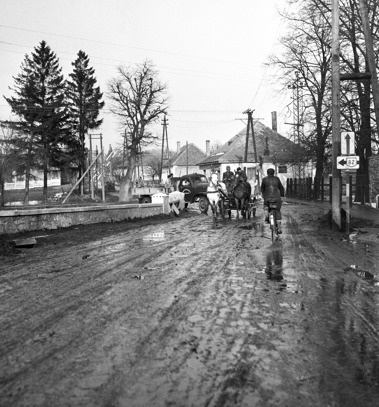 Hungary, Zirc, Köztársaság utca a Cuha patak hídjánál, a hídon túl balra az Állomás utca., 1958, UVATERV, commercial vehicle, Horse-drawn carriage, Fortepan #79696