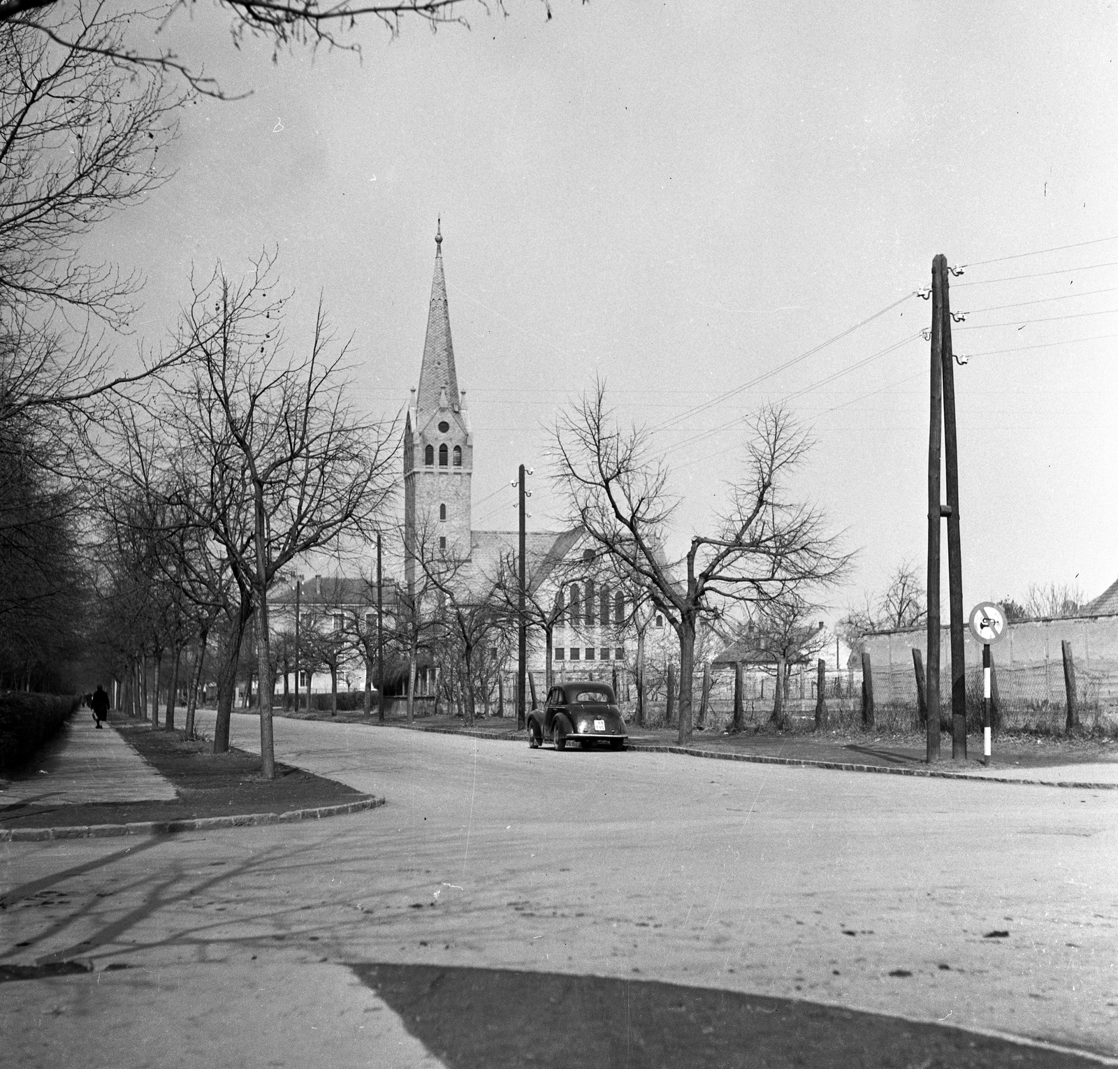 Hungary, Győr, Baross Gábor út a Szigethy Attila út (Felszabadulás útja) kereszteződésnél, szemben a Nádorvárosi evangélikus templom., 1958, UVATERV, church, automobile, number plate, Gyula Sándy-design, Fortepan #79700