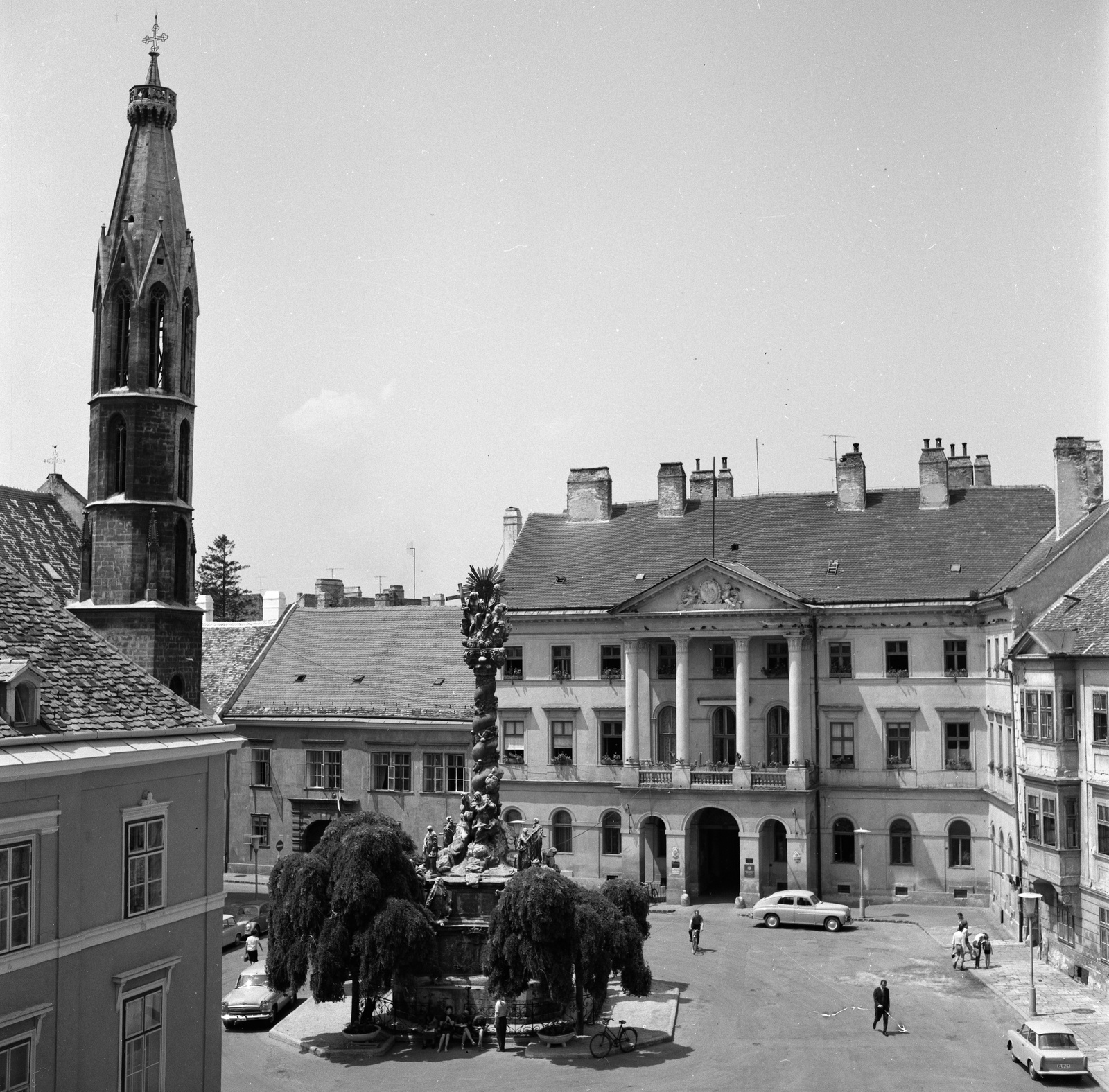 Hungary, Sopron, Fő (Beloiannisz) tér, szemben a Szentháromság-szobor, balra a bencés templom (Kecske templom) tornya, jobbra a Vármegyeháza (később Járási Hivatal)., 1967, UVATERV, Fortepan #79726