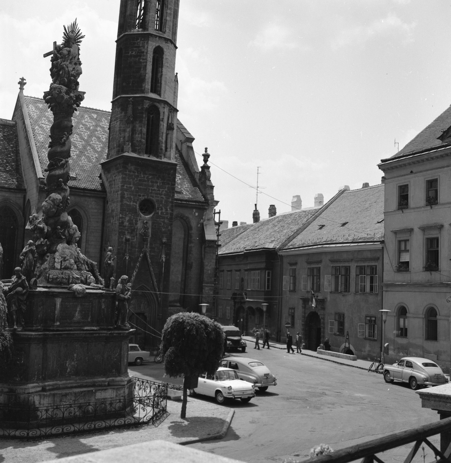 Magyarország, Sopron, Fő (Beloiannisz) tér, Szentháromság-szobor, bencés templom (Kecske templom), 1967, UVATERV, Skoda 1000 MB, GAZ 69, FSO Warszawa, Fortepan #79732