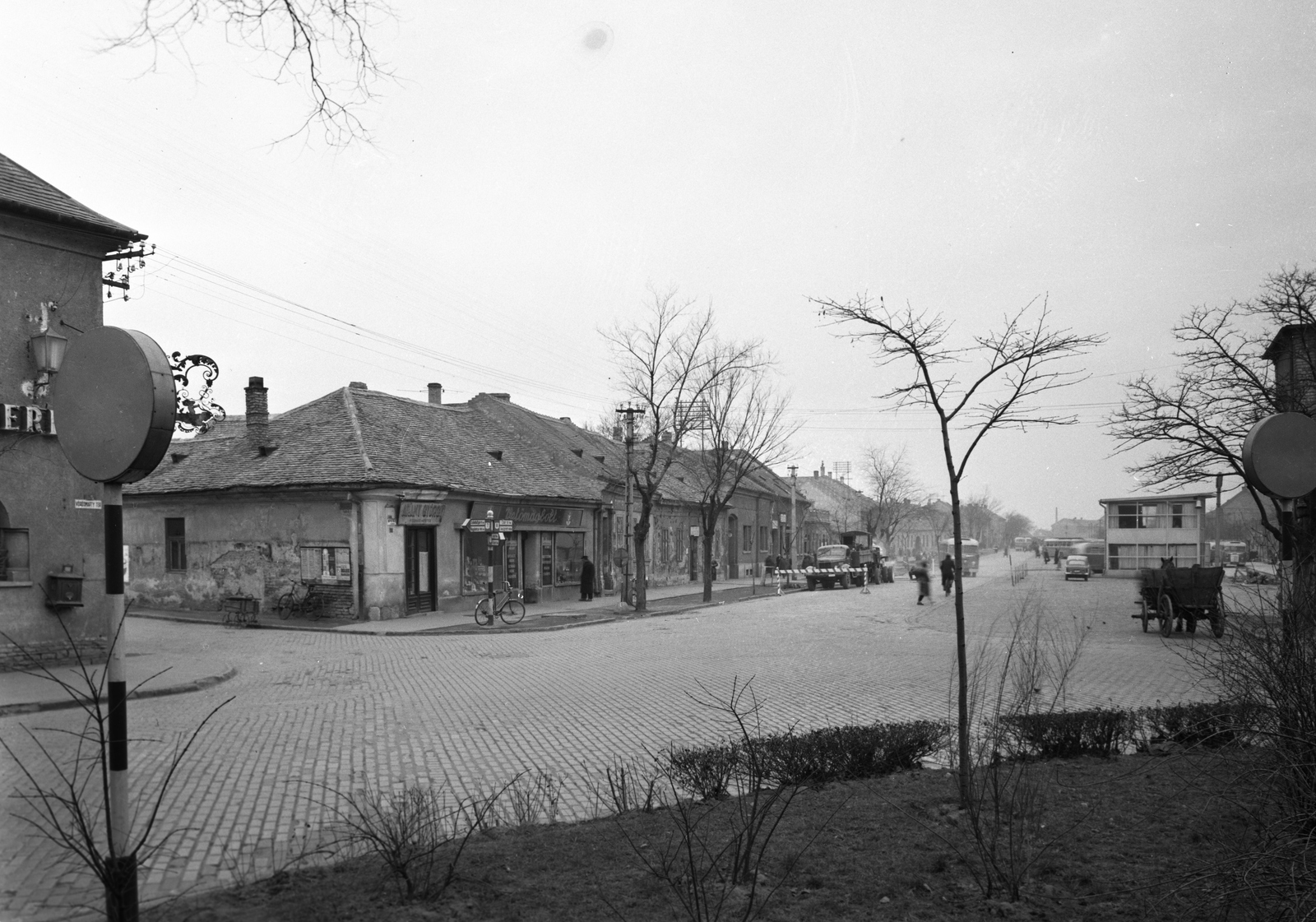 Hungary, Székesfehérvár, Vörösmarty tér, szemben a Piac tér, balra a Tolnai utca torkolata., 1954, UVATERV, bicycle, sign-board, chariot, Horse-drawn carriage, road signs, street view, genre painting, cobblestones, Fortepan #79739