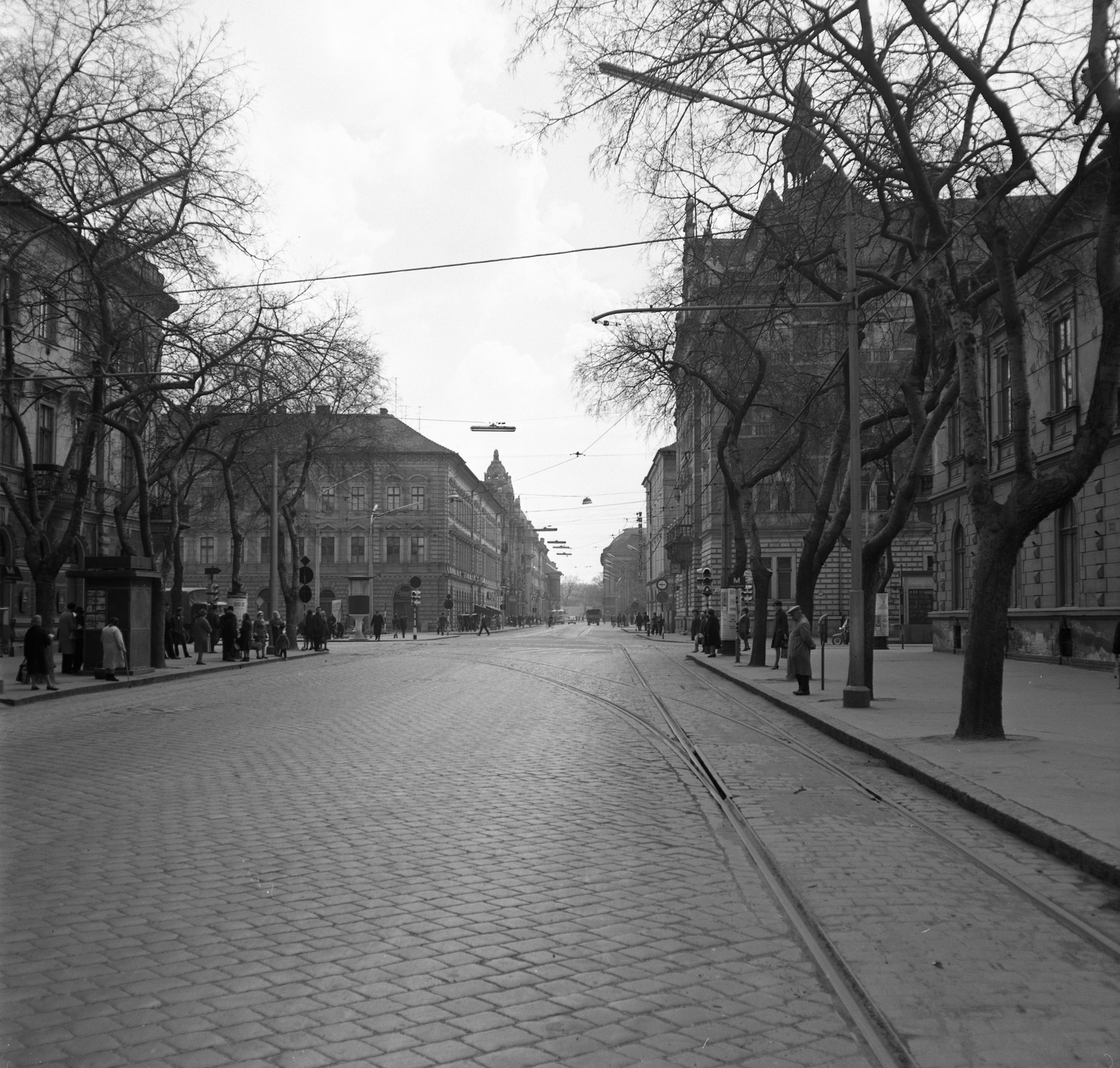 Magyarország, Szeged, Kossuth Lajos sugárút a Tisza Lajos (Lenin) körút kereszteződése felé nézve. Balra az Anna-kút, szemben vele a MÁV székház., 1969, UVATERV, Fortepan #79754