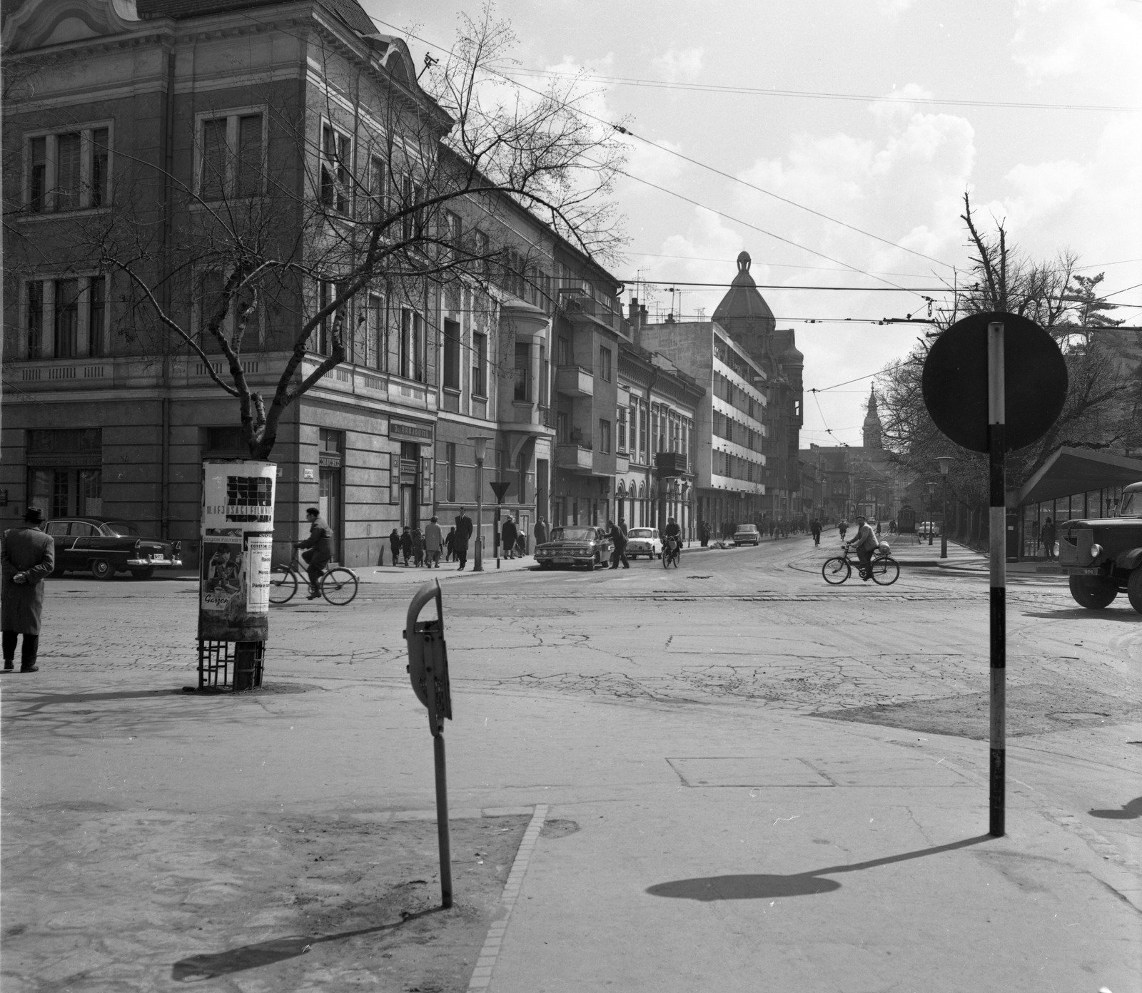 Magyarország, Szeged, Dugonics tér a Tisza Lajos (Lenin) körút kereszteződésétől a Somogyi utca felé nézve., 1969, UVATERV, amerikai gyártmány, Chevrolet-márka, Chevrolet Impala, Chevrolet Bel Air, kerékpár, Fortepan #79755
