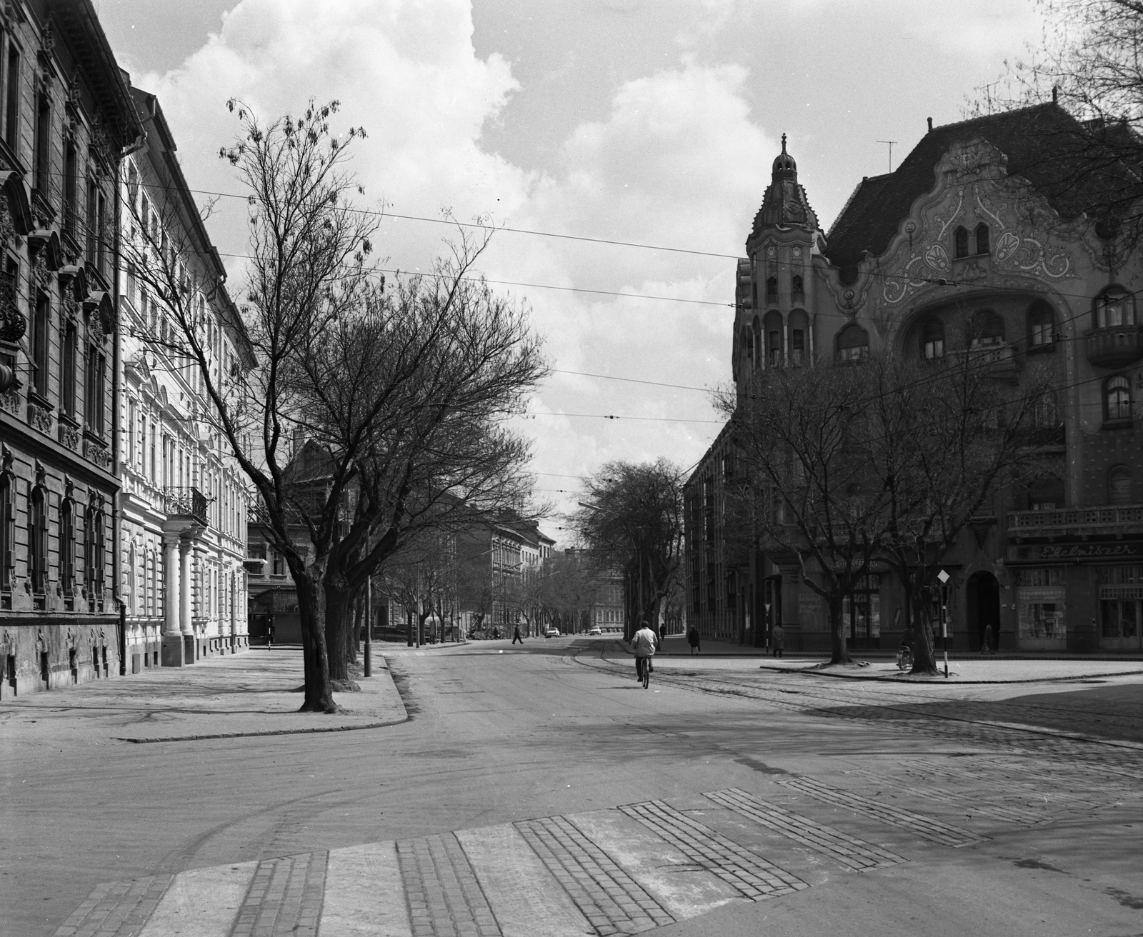 Magyarország, Szeged, Tisza Lajos (Lenin) körút, jobbra az Arany János utca torkolatánál a Gróf-palota., 1969, UVATERV, szecesszió, Art Nouveau, Raichle Ferenc-terv, kerékpár, Fortepan #79758