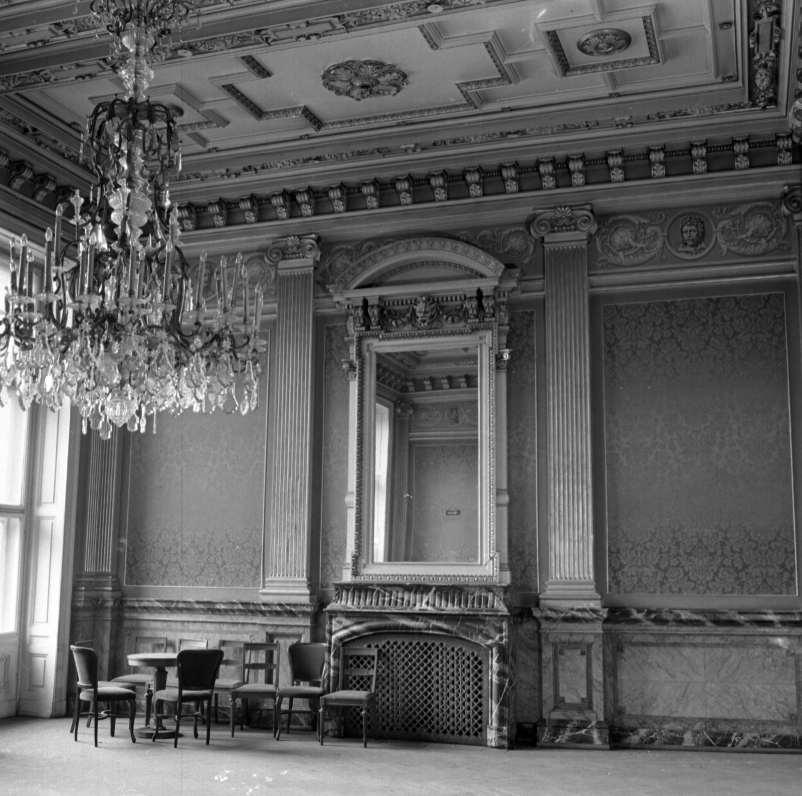Hungary, Budapest VIII., Blaha Lujza tér, Nemzeti Színház, előtér az első emeleten., 1965, UVATERV, national theater, mirror, chandelier, Budapest, lobby, Fortepan #79780