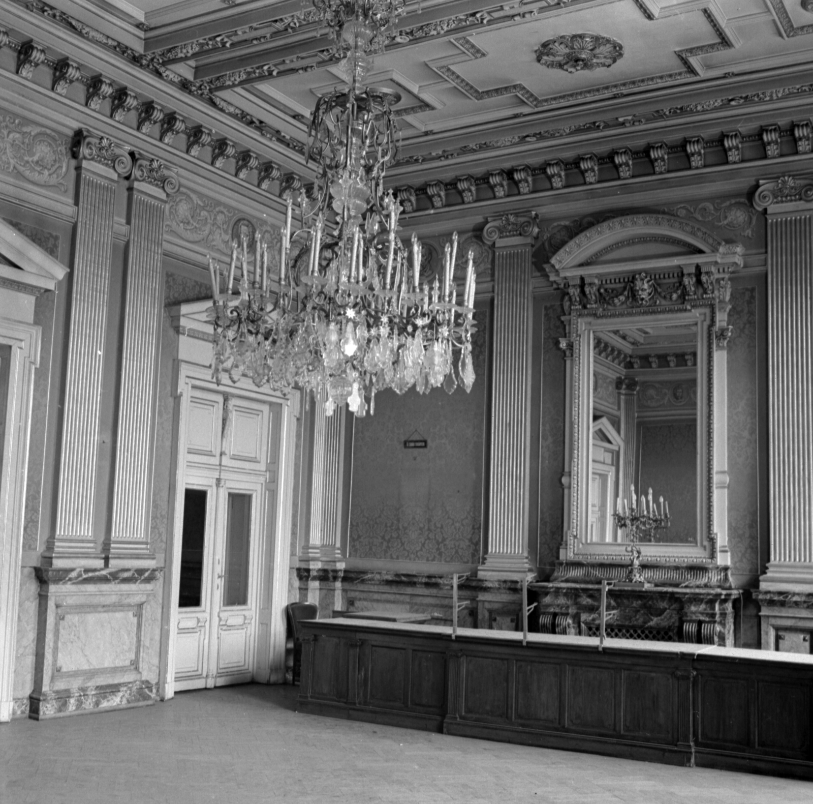Hungary, Budapest VIII., Blaha Lujza tér, Nemzeti Színház, előtér az első emeleten., 1965, UVATERV, national theater, mirror, buffet, chandelier, stucco, Budapest, lobby, Fortepan #79785