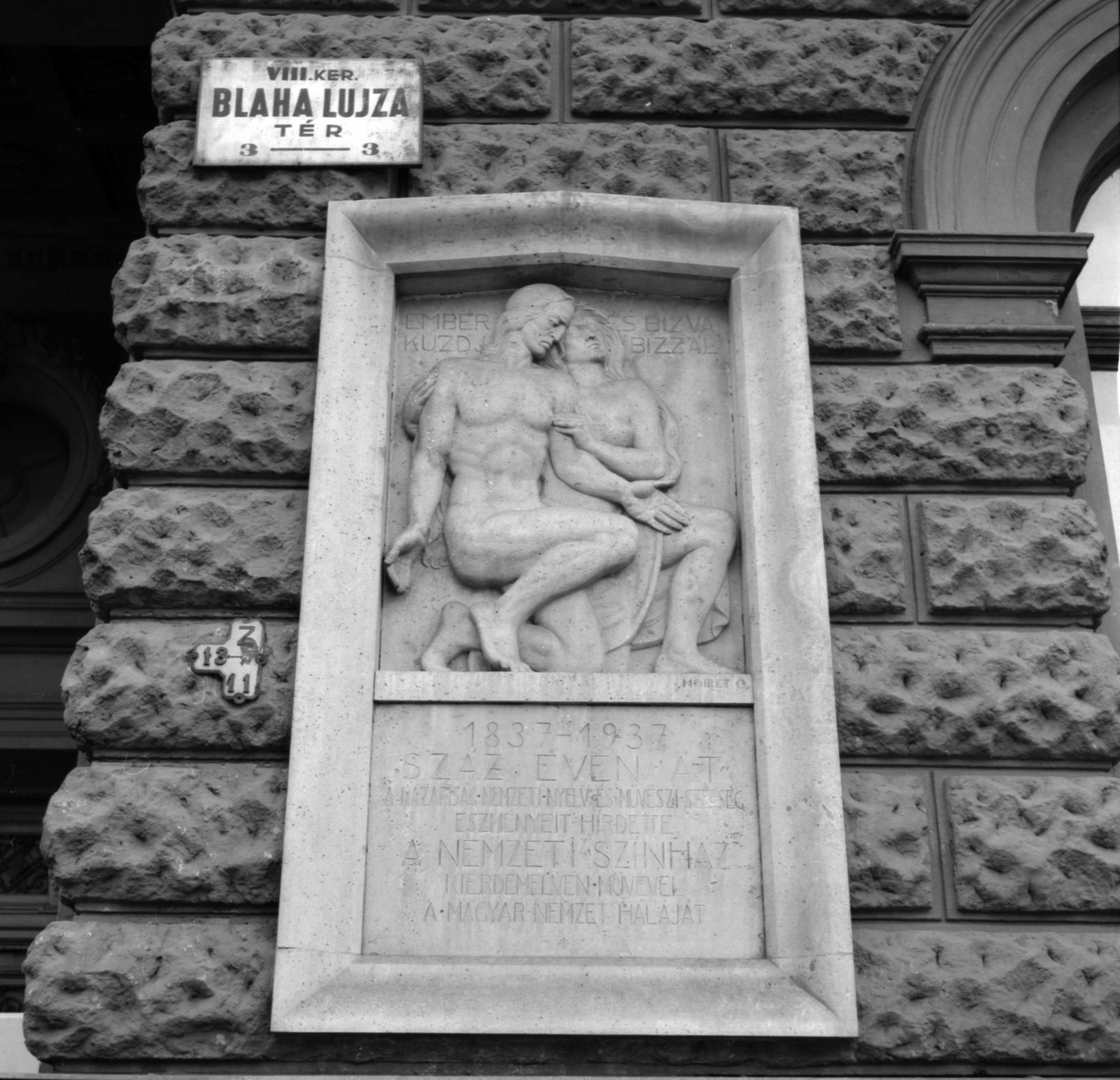 Magyarország, Budapest VIII., Blaha Lujza tér, a Nemzeti Színház homlokzatán lévő emléktábla, a dombormű Moiret Ödön alkotása (1937)., 1965, UVATERV, utcanévtábla, Budapest, Moiret Ödön-terv, meztelen alak, Fortepan #79786