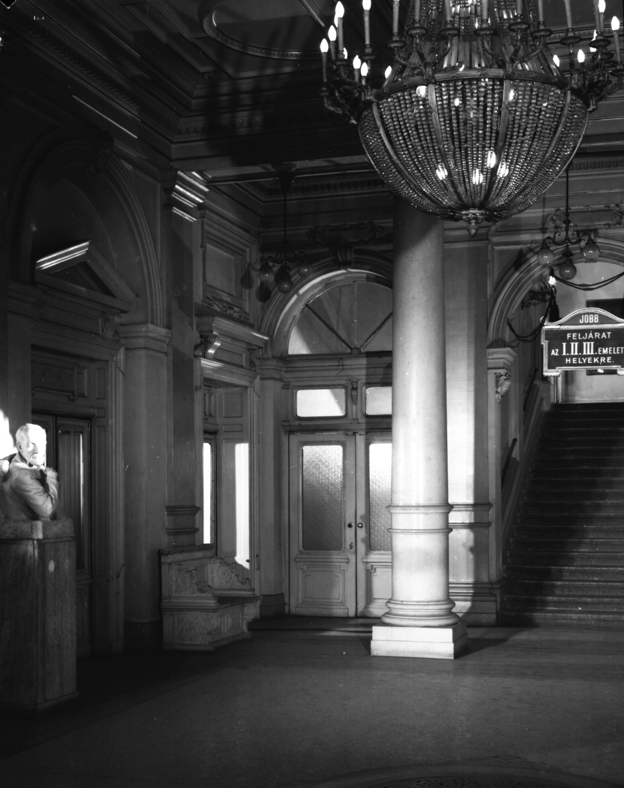 Hungary, Budapest VIII., Blaha Lujza tér, Nemzeti Színház, földszinti előcsarnok. Balra Madách Imre mellszobra, (Somló Sári 1936.)., 1965, UVATERV, national theater, Budapest, Imre Madách-portrayal, lobby, Fortepan #79794