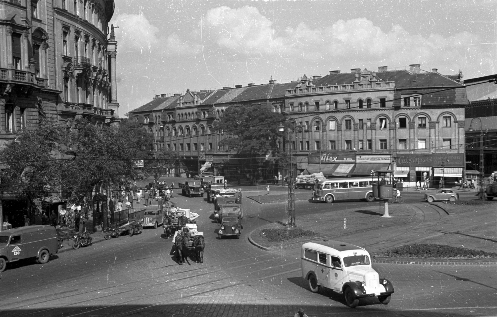 Hungary, Budapest VI.,Budapest XIII., Nyugati (Marx) tér, szemben a Váci út és a Westend-ház., 1953, UVATERV, bus, ambulance, MÁVAG-brand, Budapest, rails, Fortepan #79804