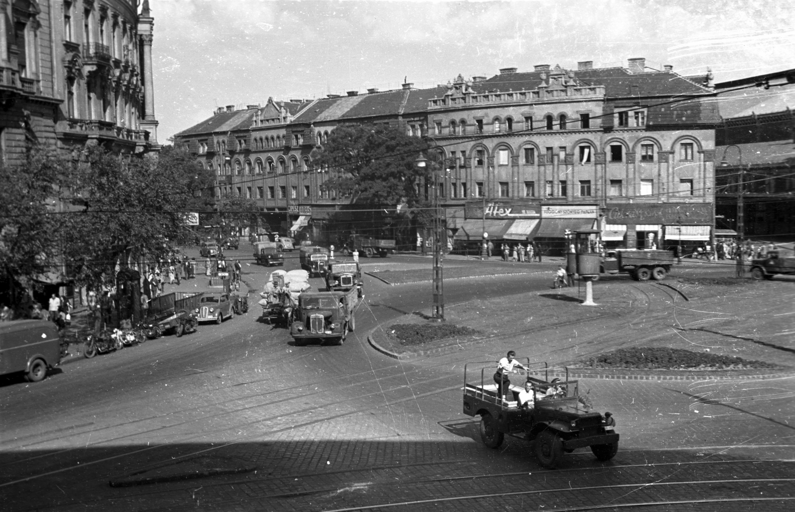 Magyarország, Budapest VI.,Budapest XIII., Nyugati (Marx) tér, szemben a Váci út és a Westend-ház., 1953, UVATERV, forgalom, motorkerékpár, magyar gyártmány, lovaskocsi, teherautó, utcakép, városkép, Dodge-márka, MÁVAG-márka, dzsip, automobil, Dodge WC-széria, rendőrkalitka, MÁVAG LO 3500, Budapest, sínpálya, Fortepan #79806