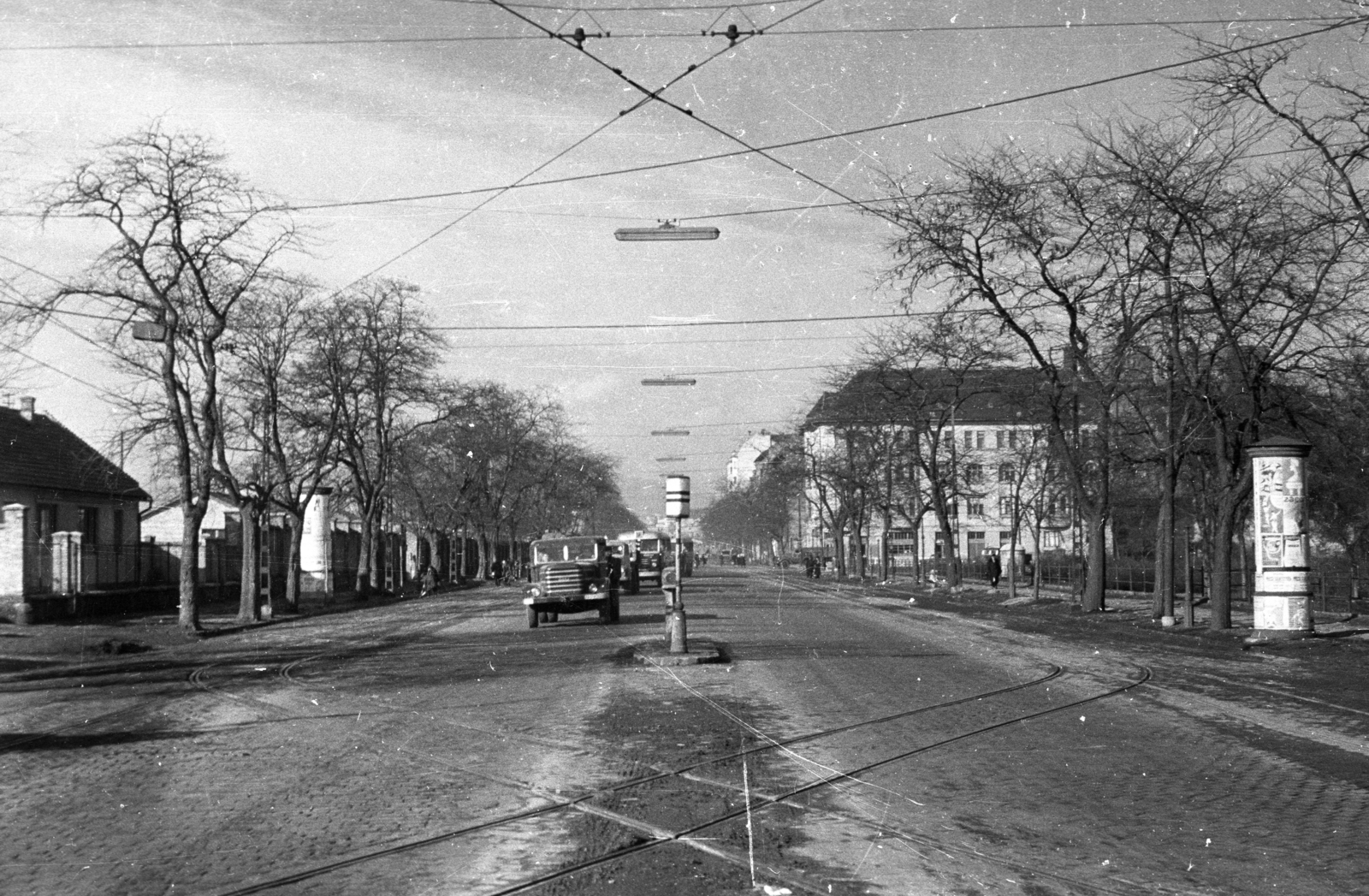 Hungary, Budapest IX., Soroksári út, a Közvágóhíd felől a Boráros tér felé nézve., 1960, UVATERV, commercial vehicle, signal, ad pillar, Budapest, Fortepan #79808