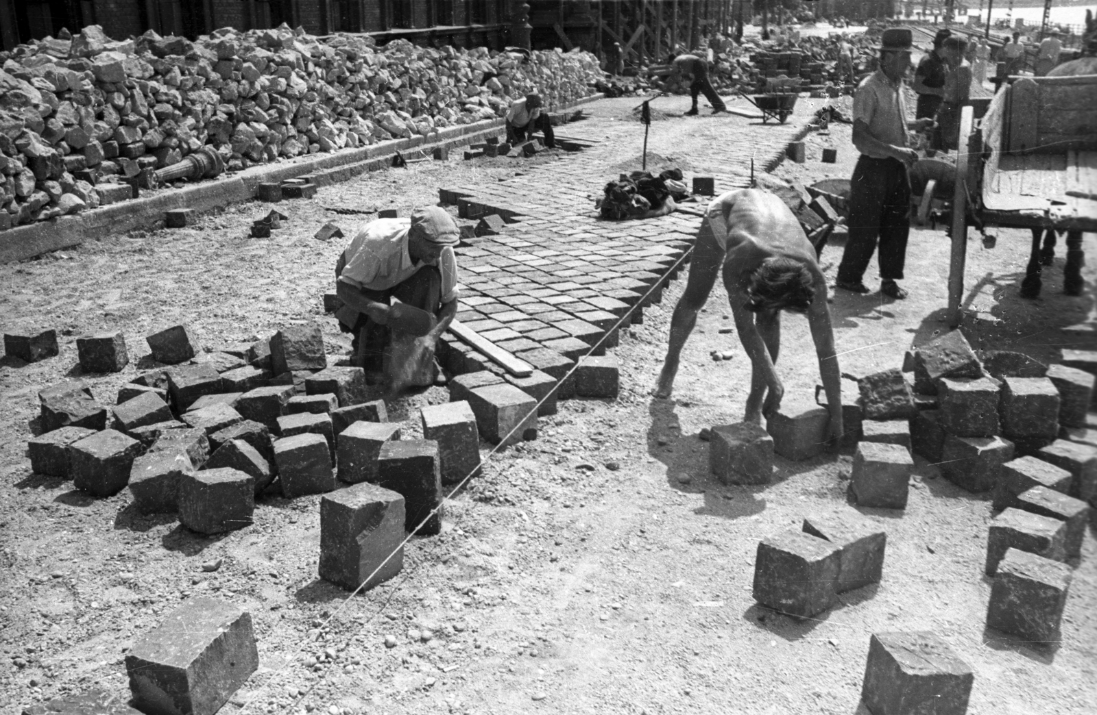 Hungary, Budapest IX., Fővám (Dimitrov) tér., 1950, UVATERV, worker, road construction, cobblestones, Budapest, big ashlar, Fortepan #79811