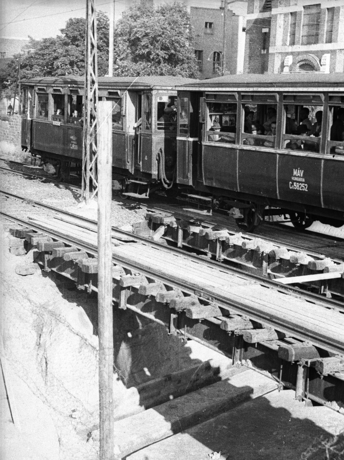 Hungary, Budapest VIII., Kerepesi út, a HÉV vonal a metróépítés idején, háttérben a Lisieux-i Szent Teréz-templom (Törökőri templom)., 1953, UVATERV, Budapest, bridge structure, Fortepan #79824